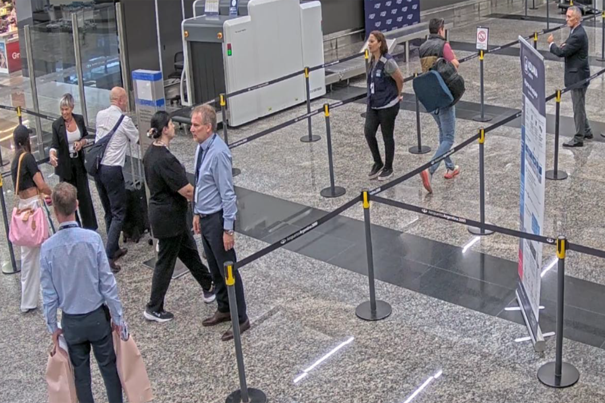 El momento exacto que, según los fiscales, una agente le habilita a Arrieta un canal especial para que avance sin pasar por los escáneres