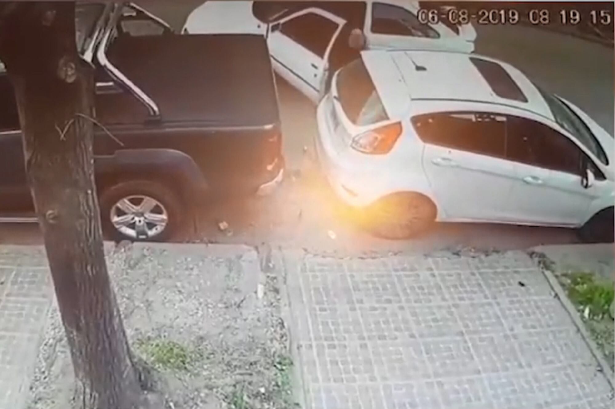 Robo de una rueda del auto en la vía a plena luz del día