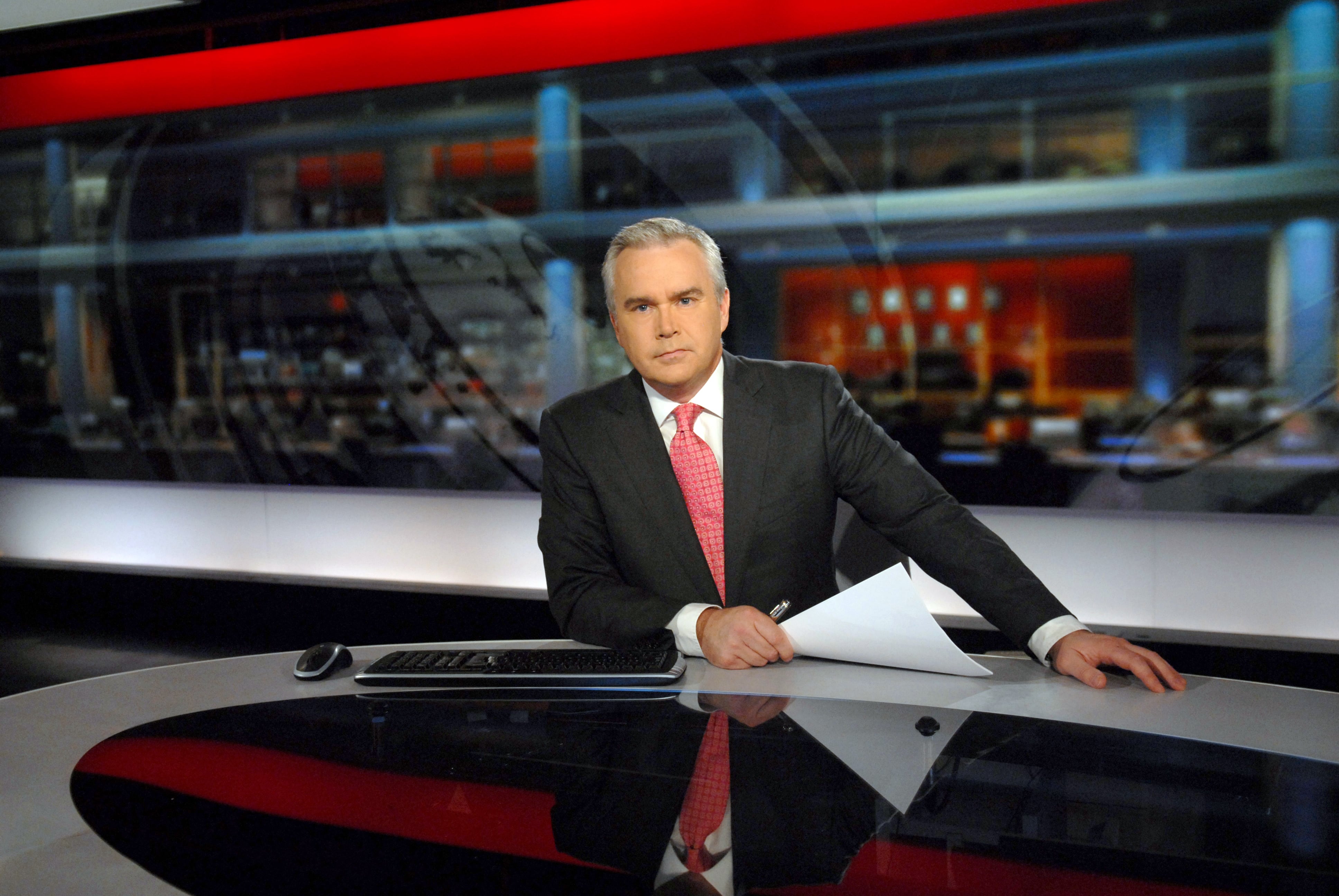 Renunció Huw Edwards, el presentador de la BBC acusado de haberle pagado a un menor de edad por fotos explícitas