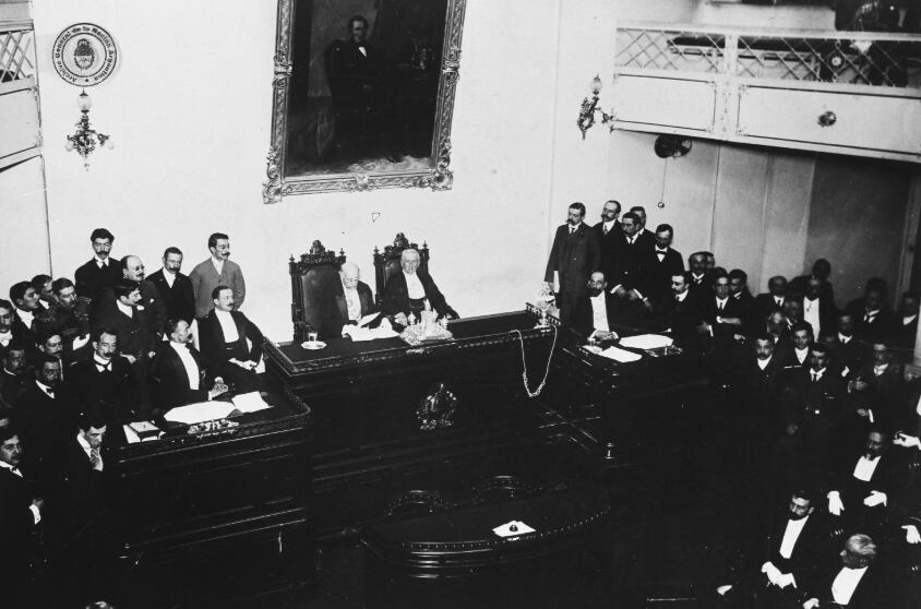 Roca lee el mensaje de apertura del 42° período legislativo en el antiguo Congreso, 1903, Archivo General de la Nación.