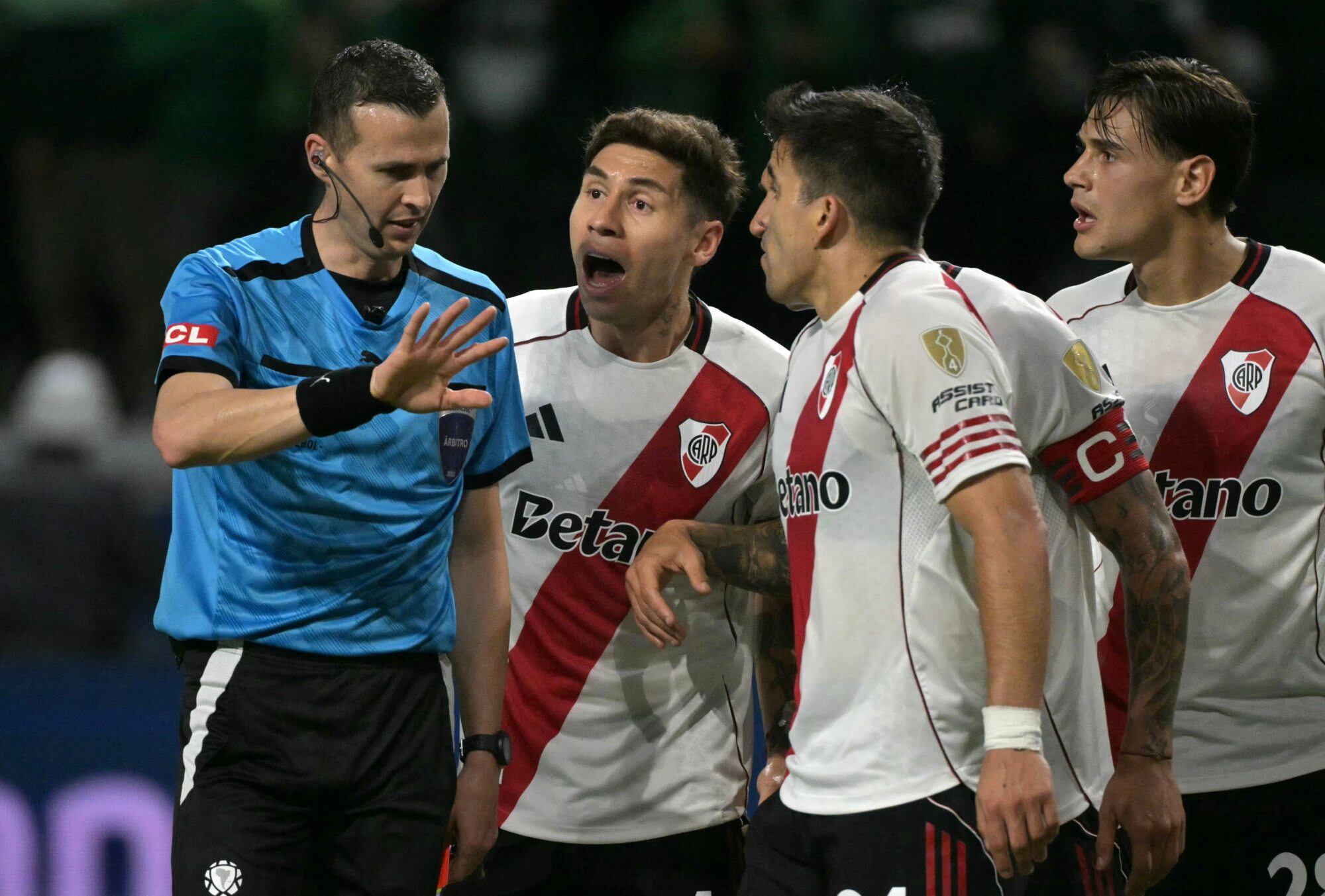 El uruguayo Matonte acaba de cobra el penal por falta de Marcos Acuña, a quien expulsará: todo River protestó por la jugada previa, en la que vio el árbitro vio una inexistente mano de Facundo Colidio.