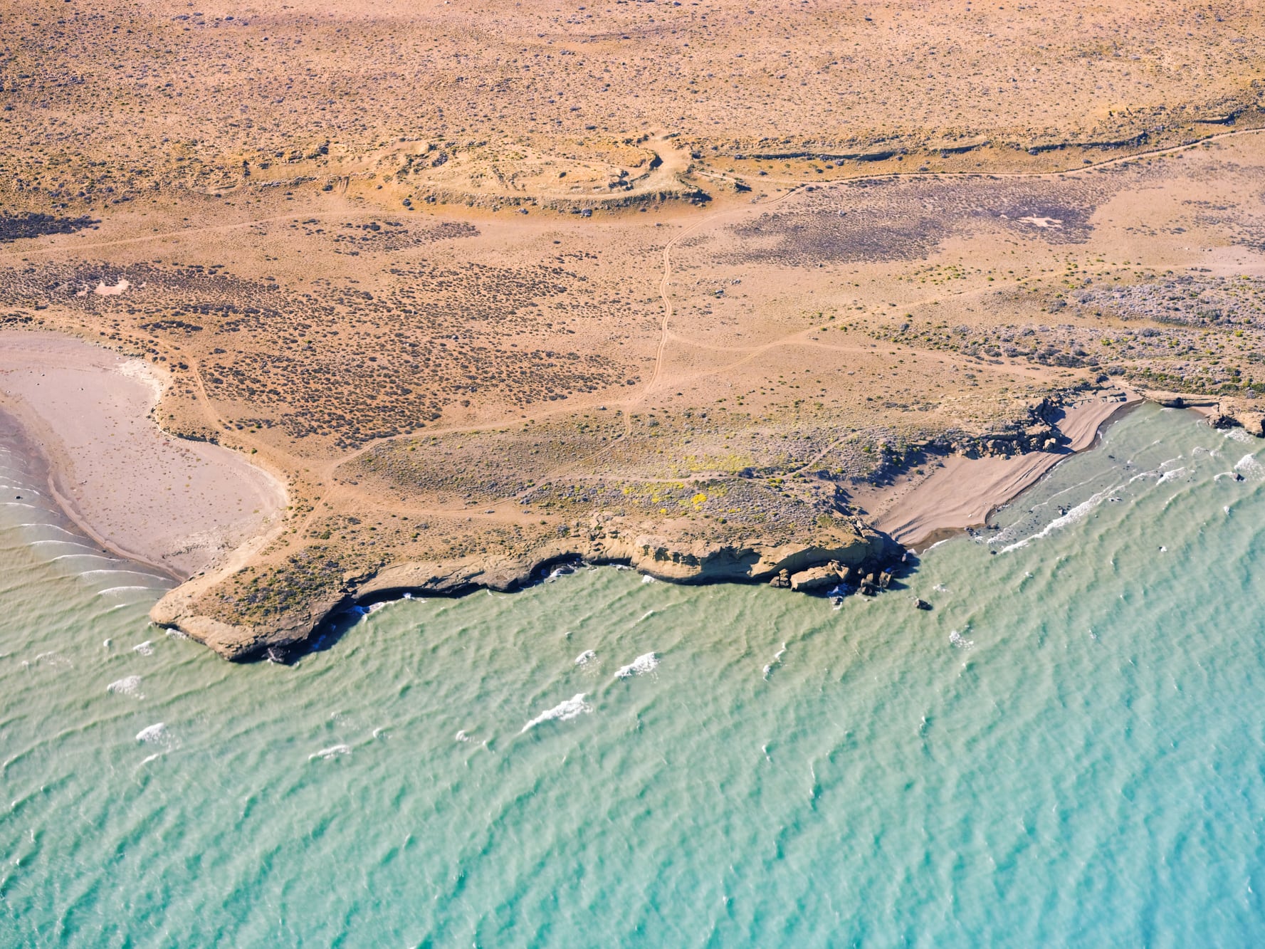 Aguas glaciares y estepa patagónica