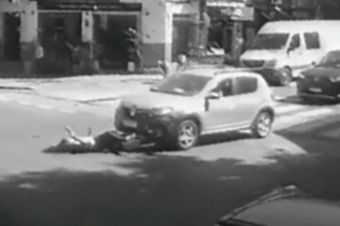 Palermo: una ciclista de 48 años fue atropellada y los vecinos la rescataron tras quedar debajo del auto