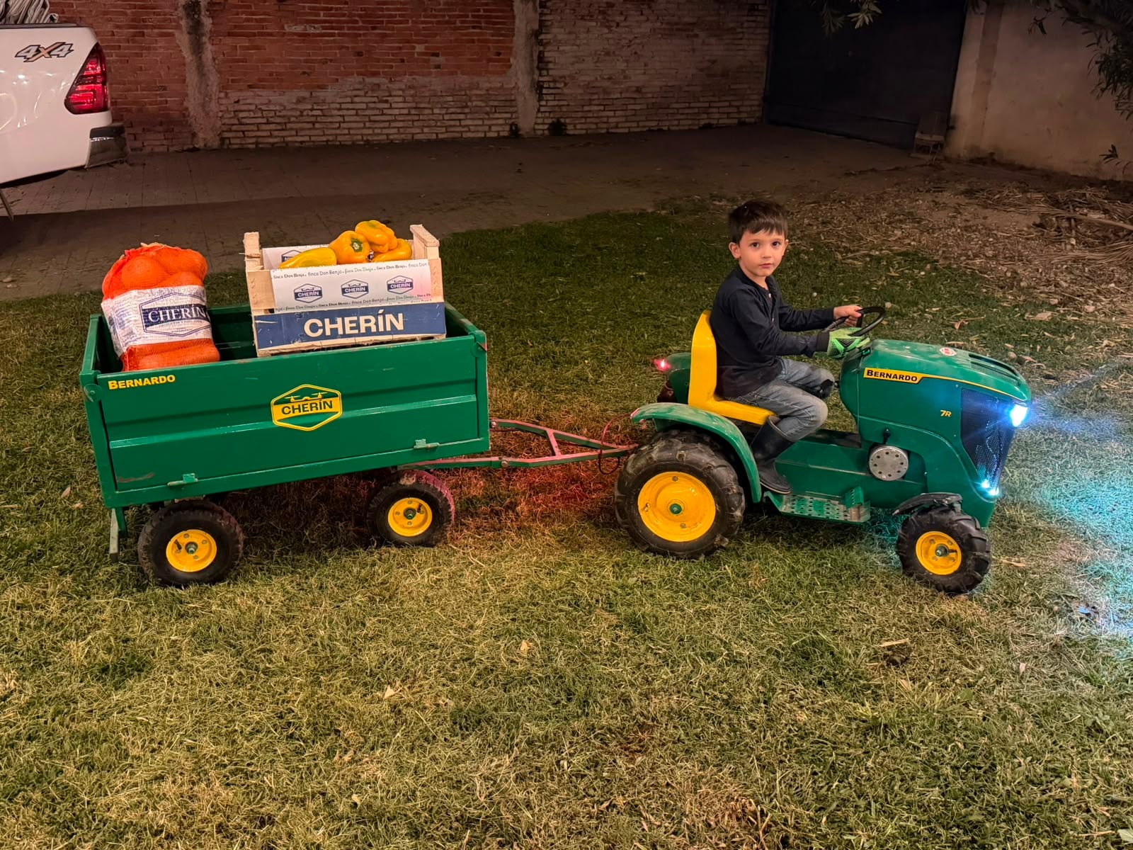 En pandemia y sin poder trabajar, encontró la forma de salir del aburrimiento recreando el tractor que había fabricado su abuelo