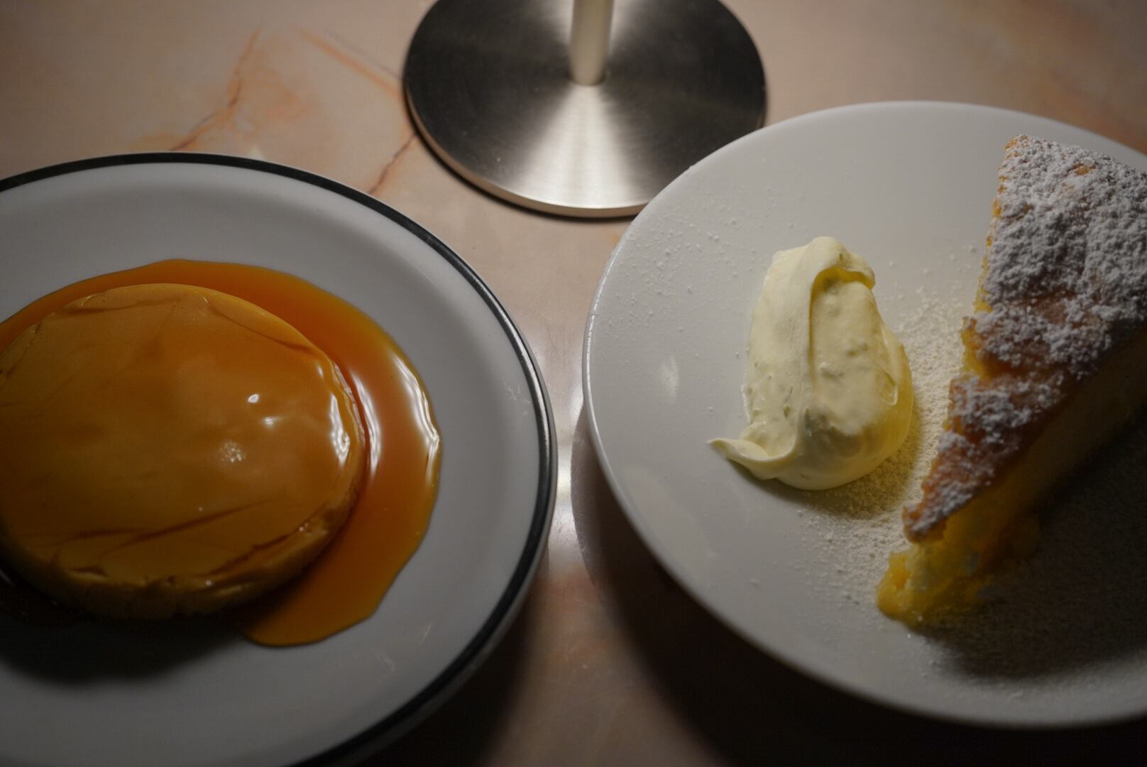 El flan es la estrella de la casa; acaramelado y relleno de una cremoso dulce de leche