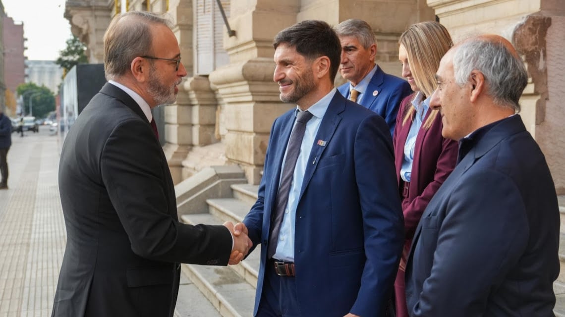Javier Milei y sus medidas, en vivo: la aprobación del pliego de Michelli y la nueva compra de dólares del Banco Central 9 Pullaro junto a Yurii Klymenko