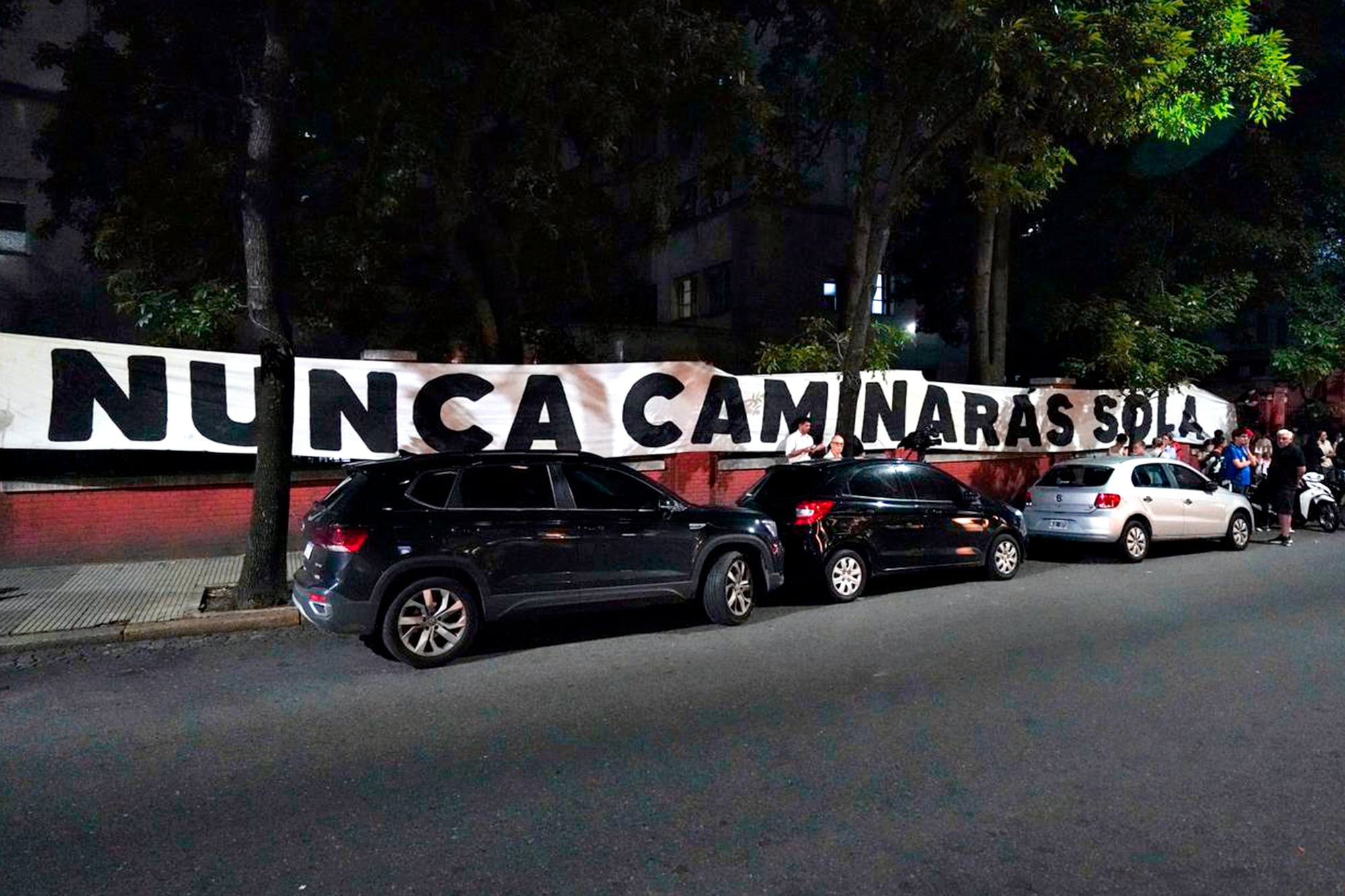 Los seguidores de Cristina Kirchner colocaron una bandera en el frente del sanatorio para darle apoyo