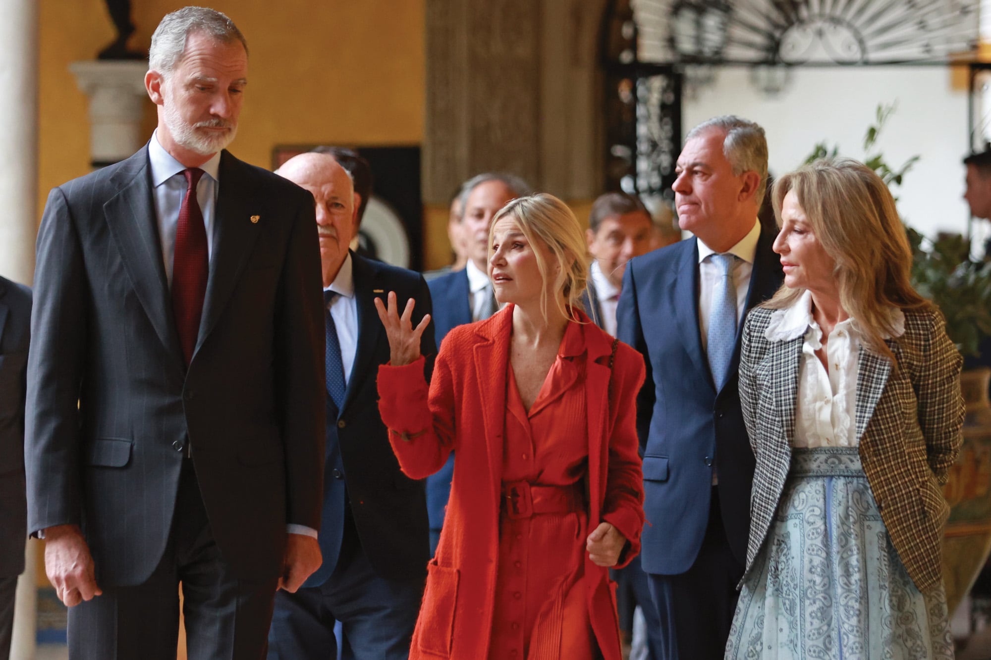 El rey Felipe VI recorre la exposición “Cayetana. Grande de España”, en el Palacio Las Dueñas, Sevilla, junto a Eugenia Martínez de Irujo, la hija de la duquesa de Alba, de quien este mes se cumplen cien años del nacimiento