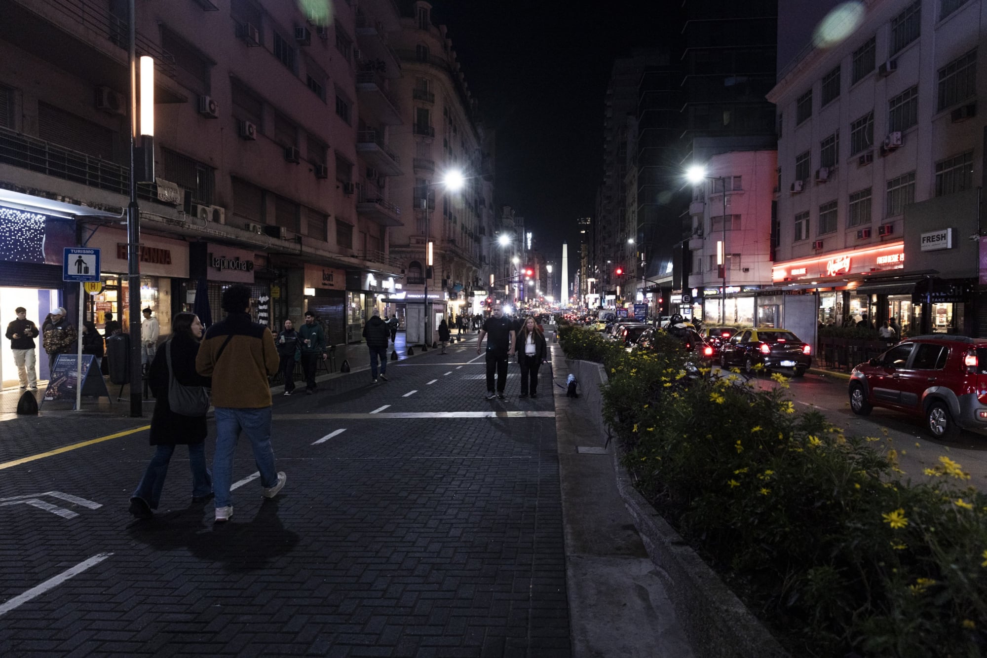 Avenida Corrientes: un punto neurálgico de la nocturnidad porteña que hoy brilla con menos vigor
