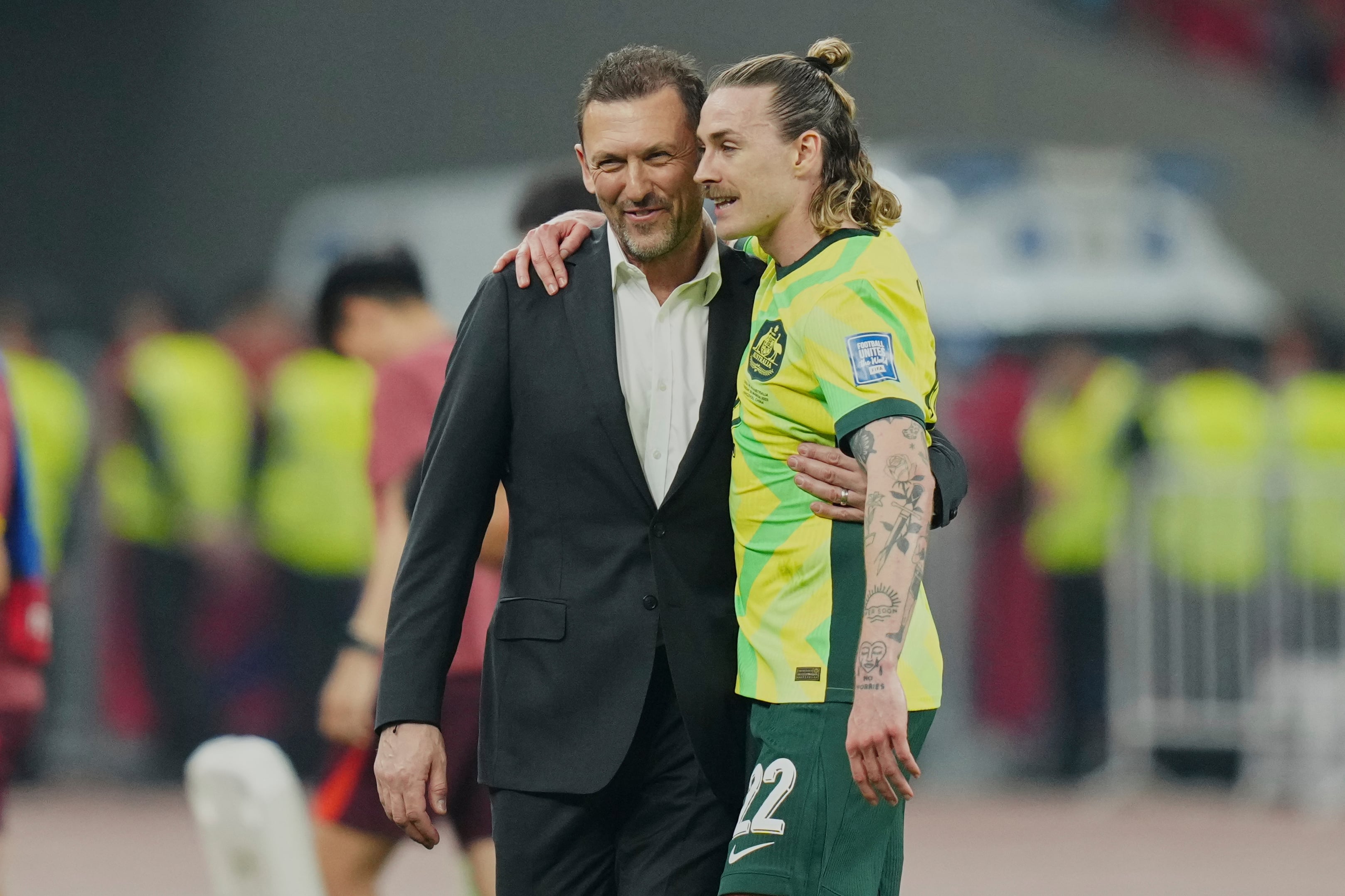 El técnico de Australia Tony Popovic (izquierda) junto a Jackson Irvine (AP Foto)