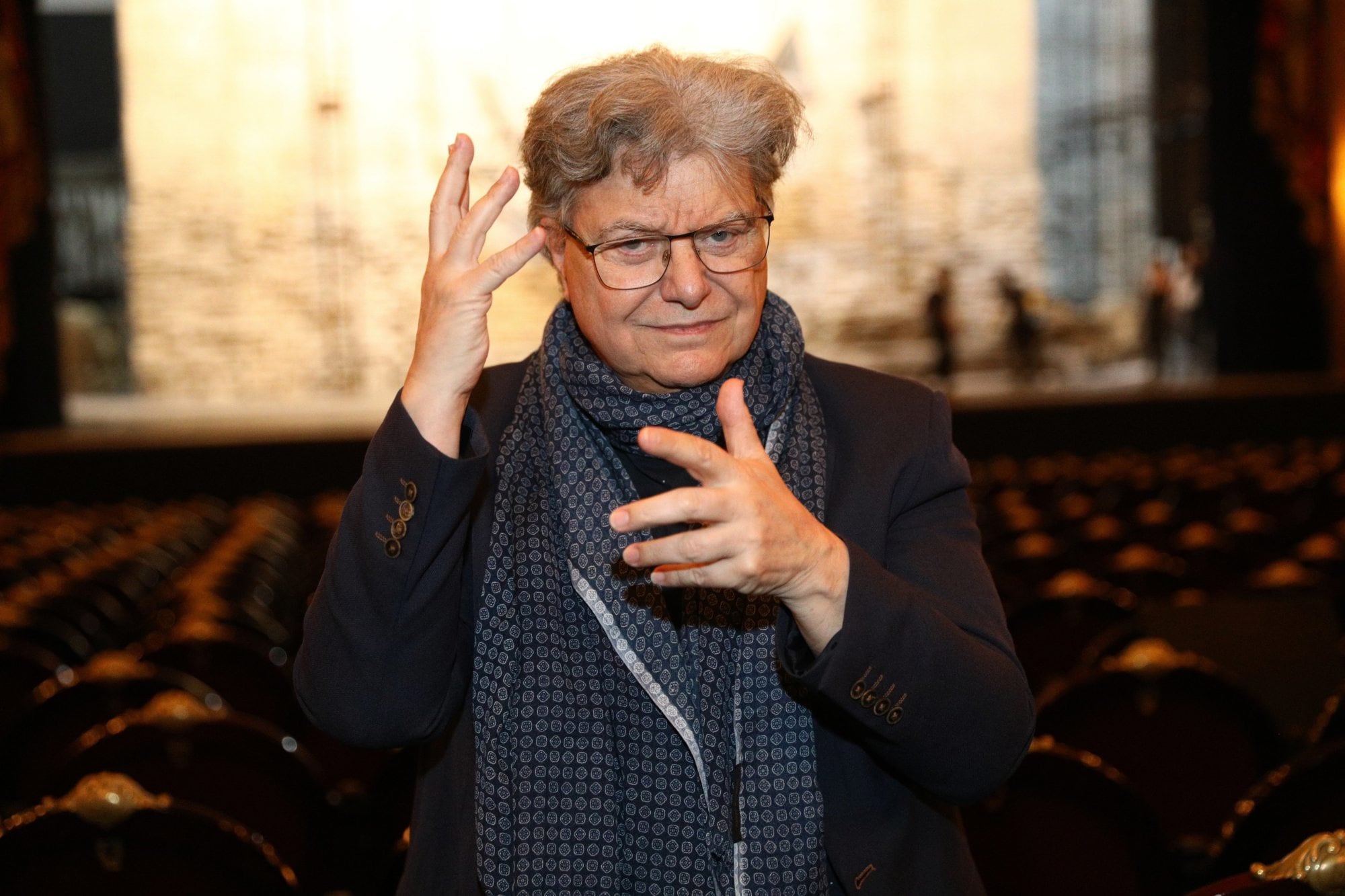 Hugo De Ana asume los roles de director de escena, escenógrafo, iluminador y vestuarista