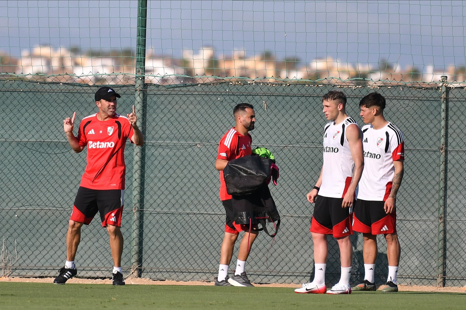 Yutiel Susano (derecha) entrenándose bajo las órdenes de Eduardo Coudet