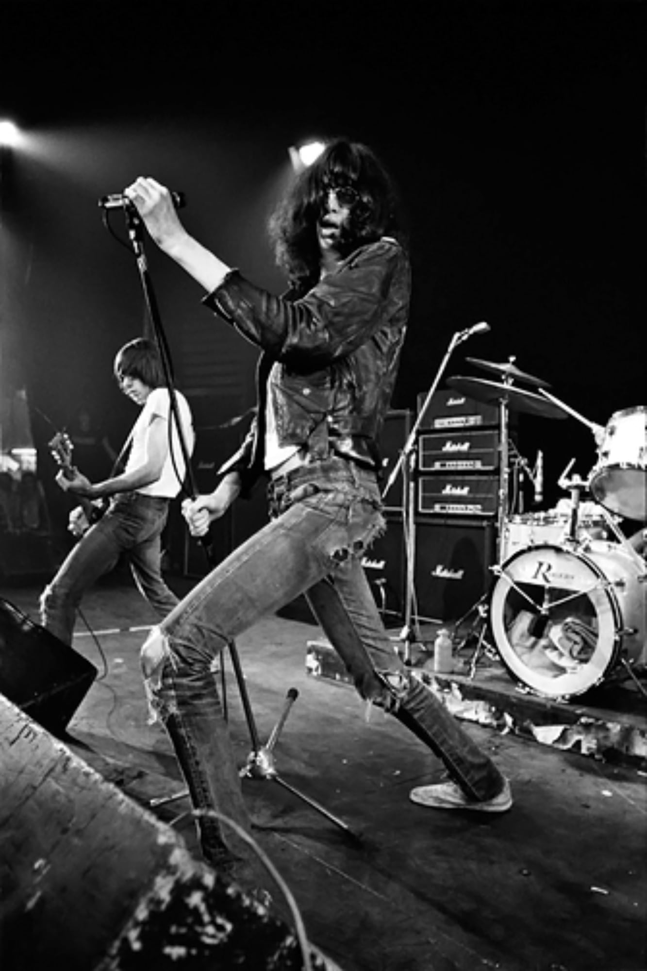 Joey Ramone en The Roundhouse, Londres, al frente de un show de The Ramones, en 1977