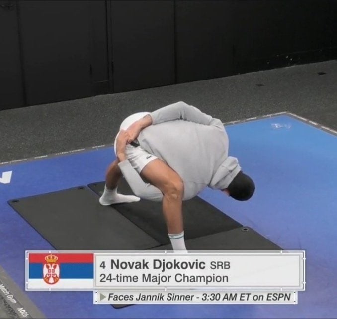 Novak Djokovic en un ejercicio de estiramiento antes del partido ante Sinner, por las semifinales del Australian Open