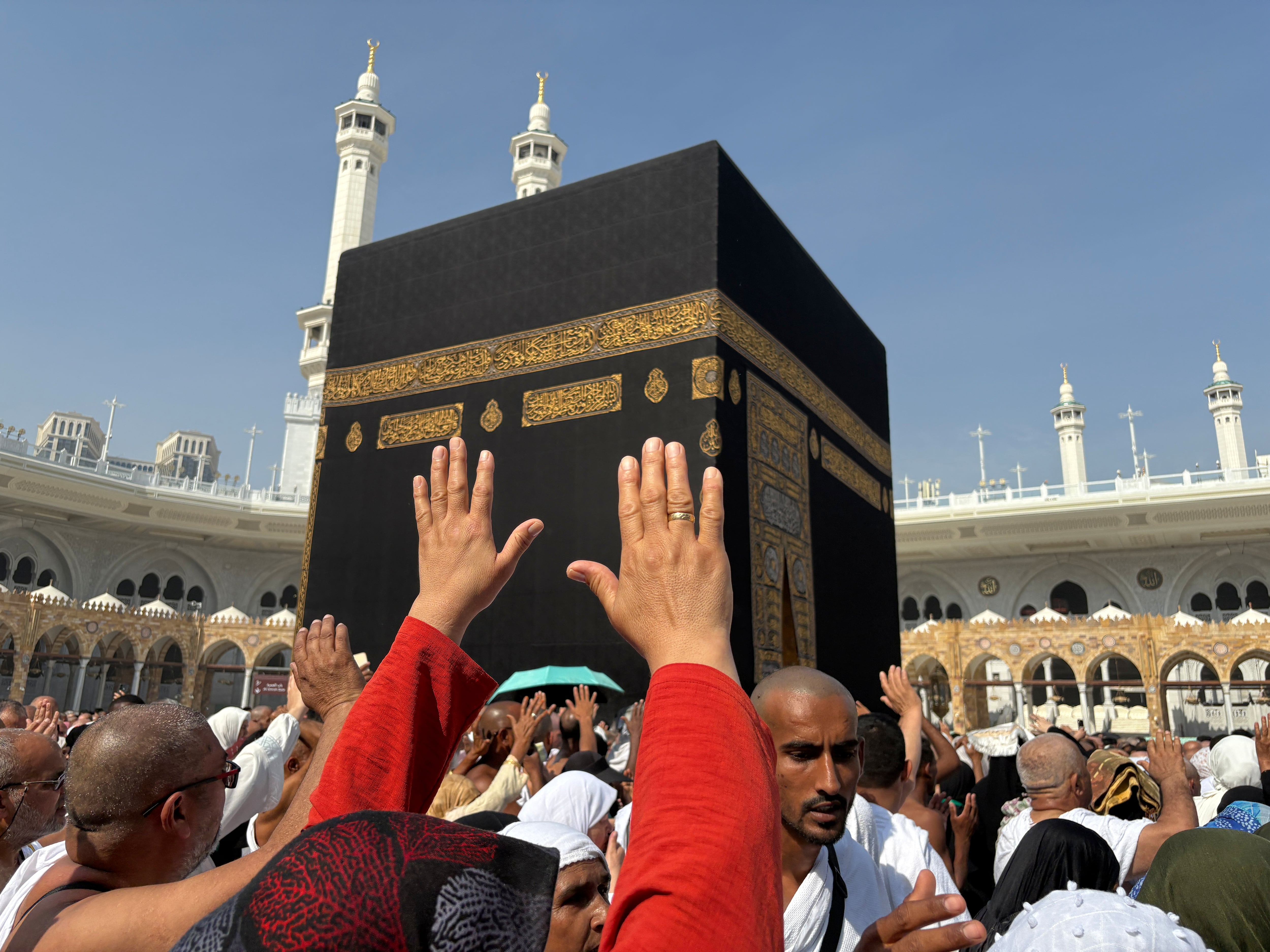 Peregrinos musulmanes rezan mientras rodean la Kaaba, el edificio cúbico ubicado en la Gran Mezquita, durante una peregrinación en la ciudad de La Meca, Arabia Saudita