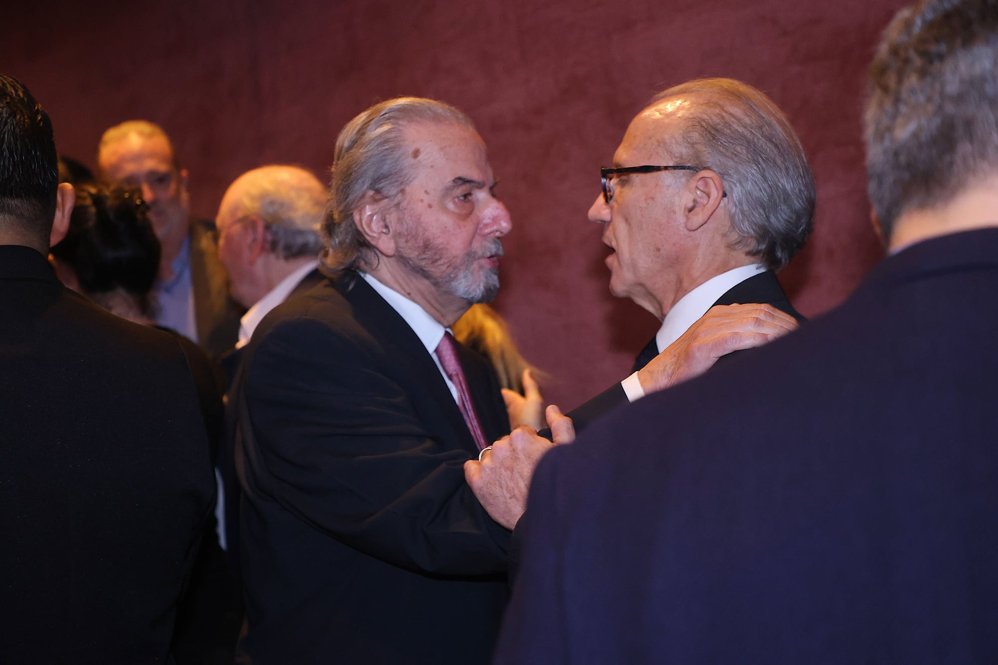 En fotos. El Dr. Juan Carlos Maqueda recibió la Pluma de Honor de la Academia Nacional de Periodismo 51 El juez Carlos Rosenkrantz felicita al Dr. Maqueda