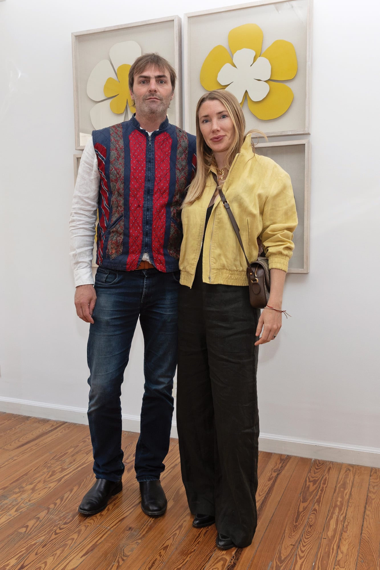 Eduardo Blaquier con su mujer, Agustina Frías, que acaban de tener un bebé, Monte. El hijo de Delfina Frers, famoso por sus muebles de madera quemada, presentó esculturas abstractas