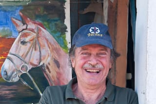 Era empresario, cambió lujo por arte y hoy vive en una caballeriza prestada