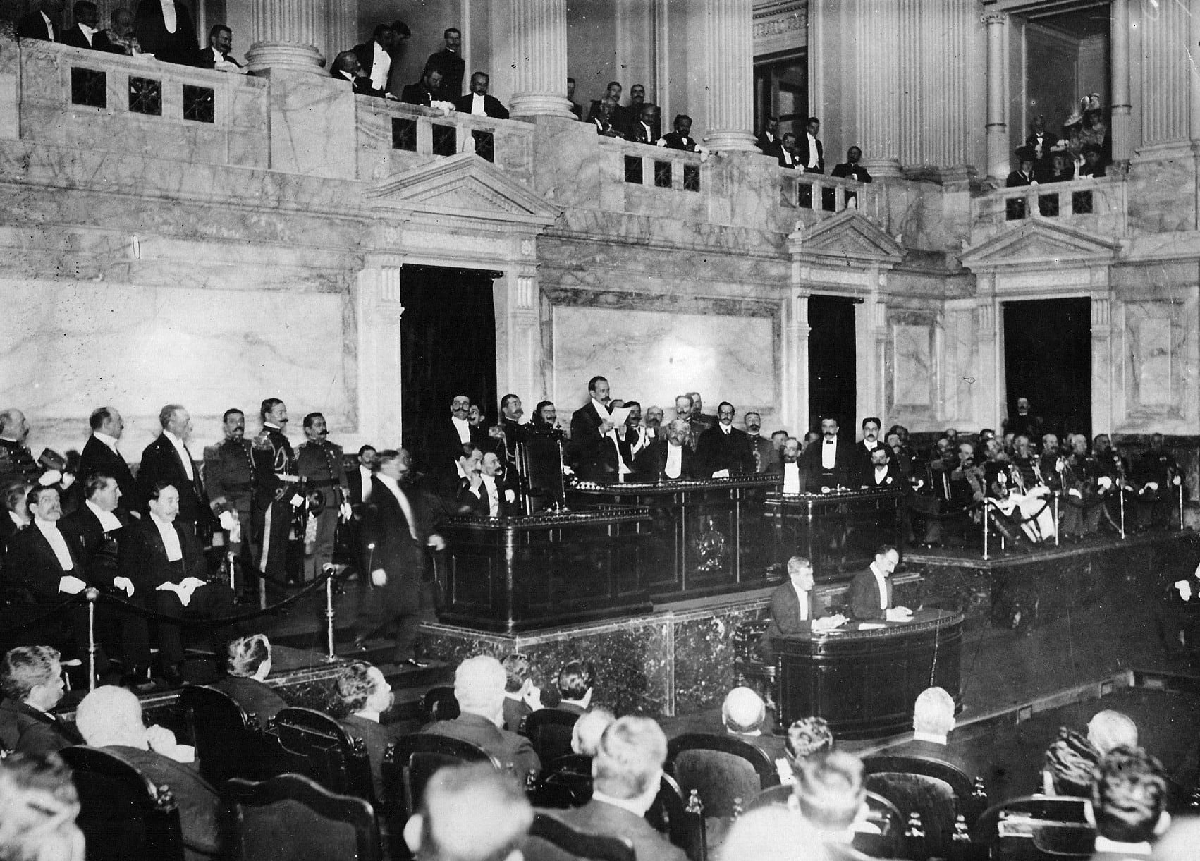 El presidente José Figueroa Alcorta inaugura el Palacio del Congreso durante la apertura del 45° período legislativo en 1906.