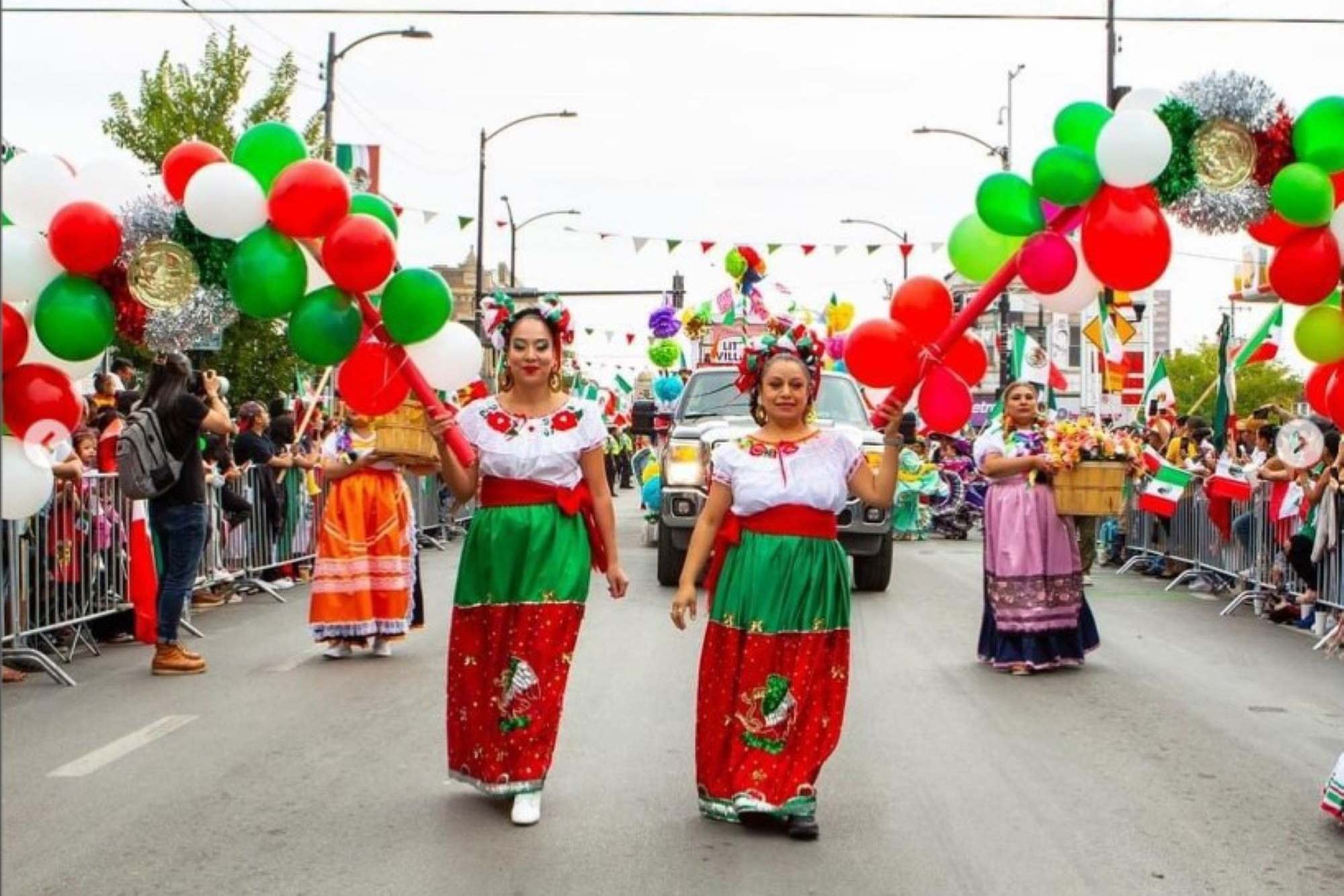 El desfile en Chicago suele ser de personas vestidas como mexicanas o de figuras representativas del país