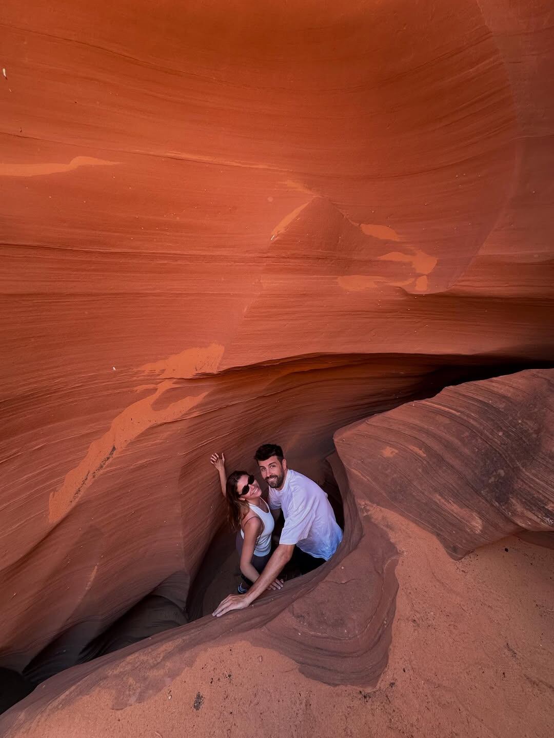 La pareja entre las piedras del Gran Cañon, un ícono del turismo estadounidense