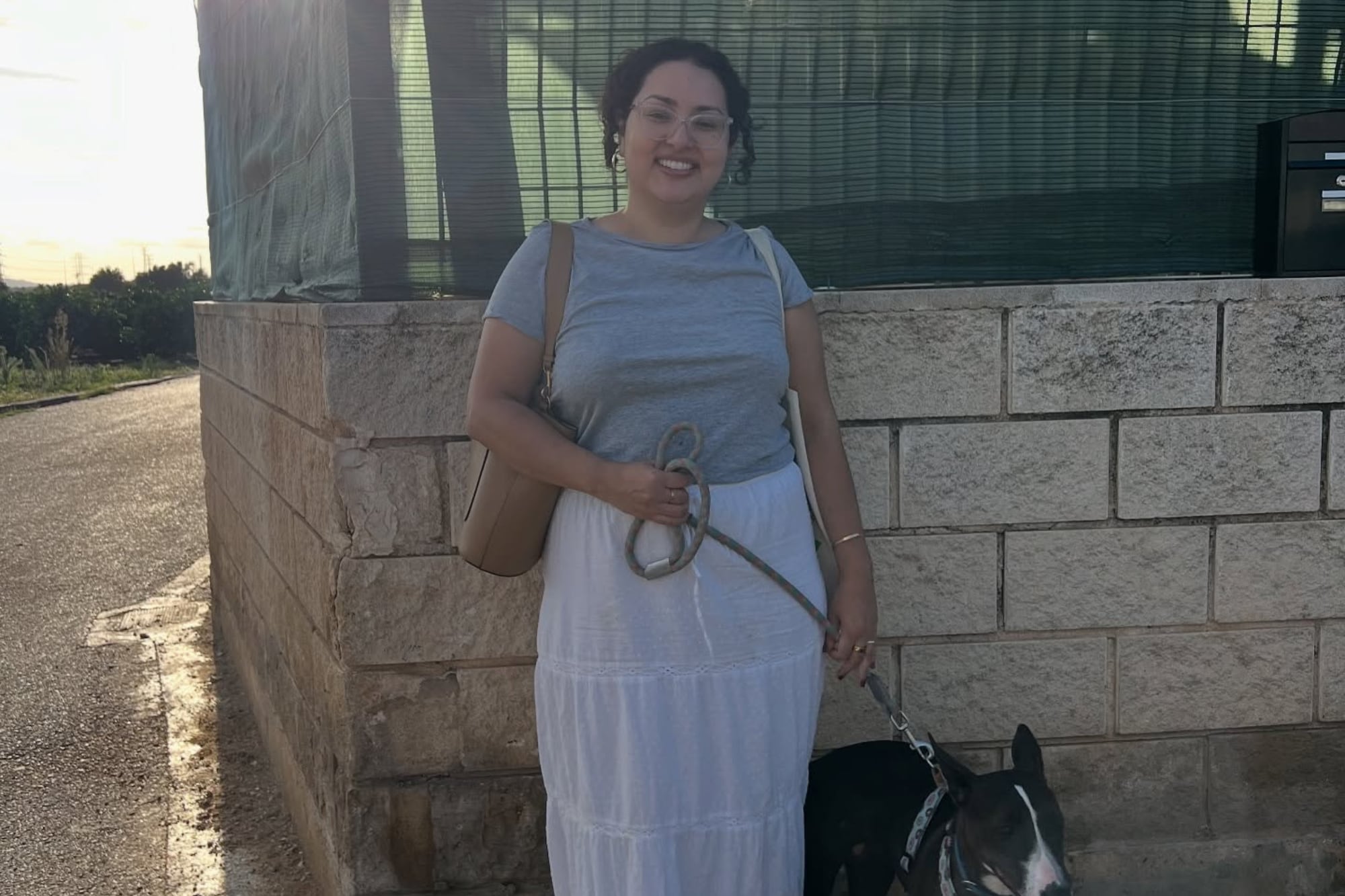 Antes de mudarse, la pareja vendió muebles y redujo gastos para fortalecer su ahorro