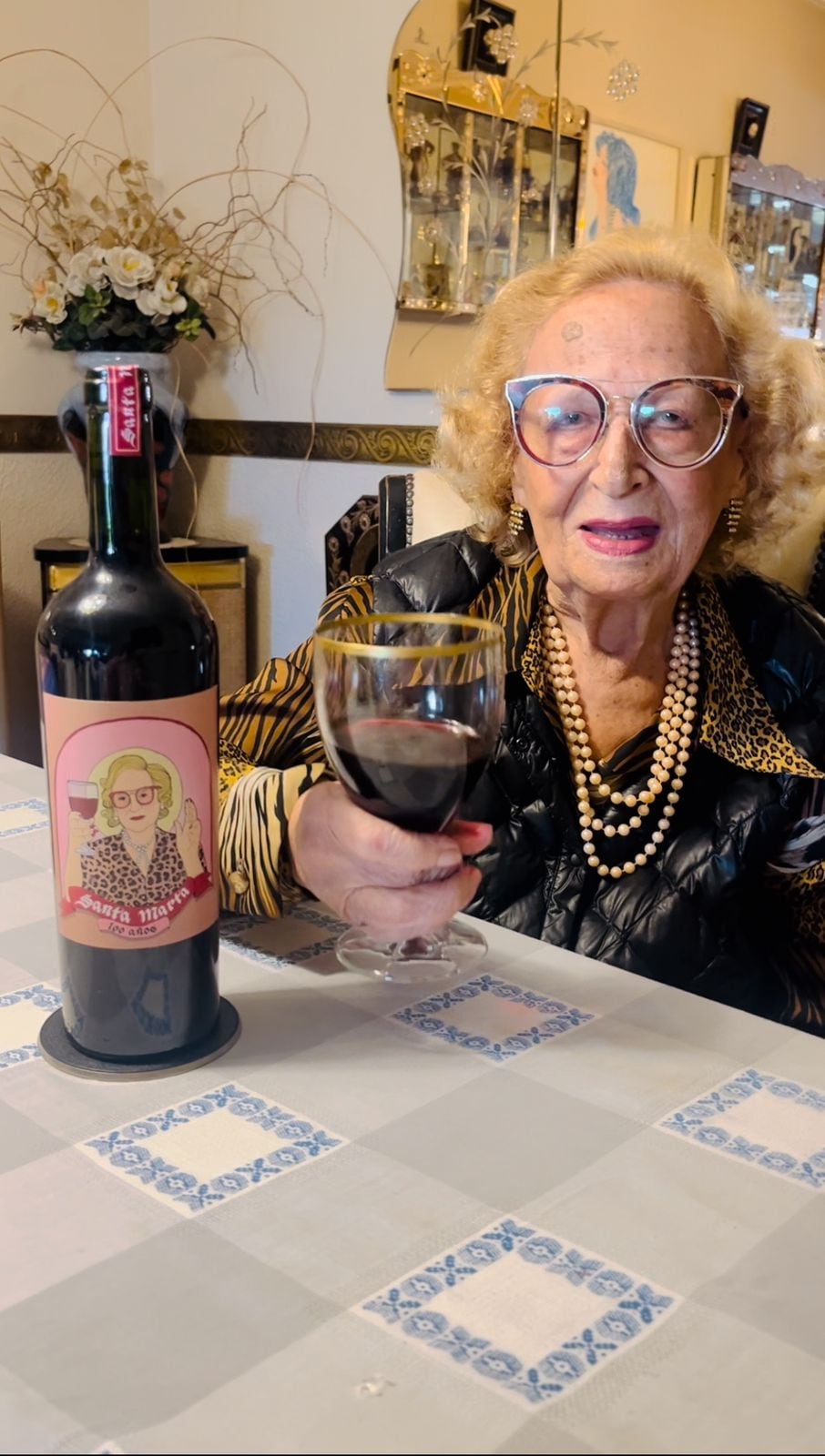 Marta bebe una copa de vino todos los días, una tradición que mantienen desde que conoció a su difunto esposo, Isaac