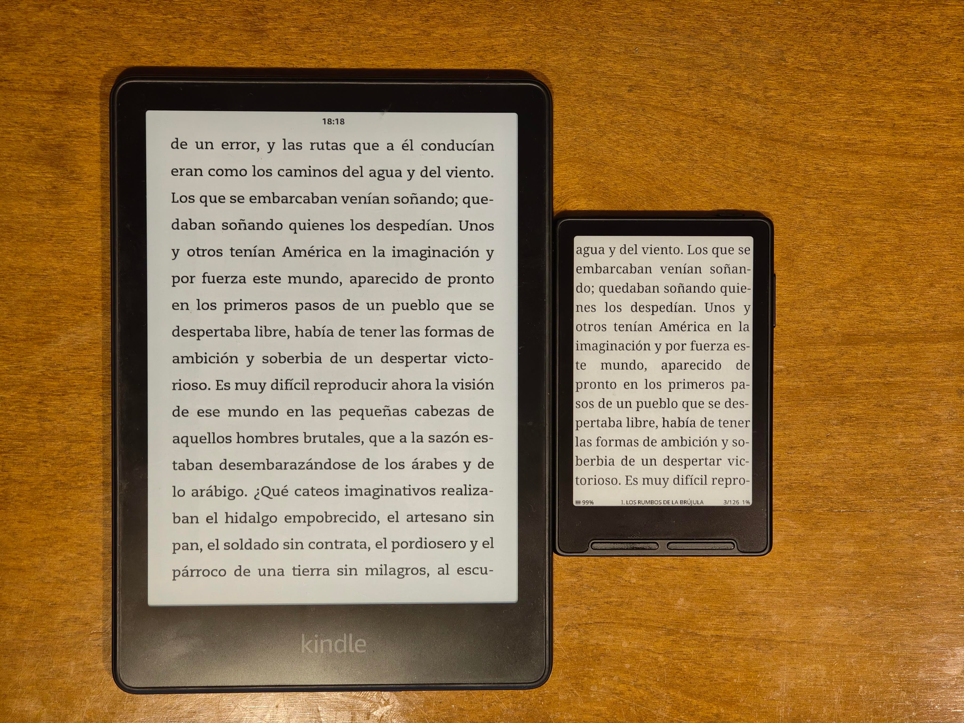 Un Xteink X3 junto a un Kindle Paperwhite de Amazon. Este modelo de Xteink no tiene pantalla táctil; se maneja con las teclas frontales y laterales