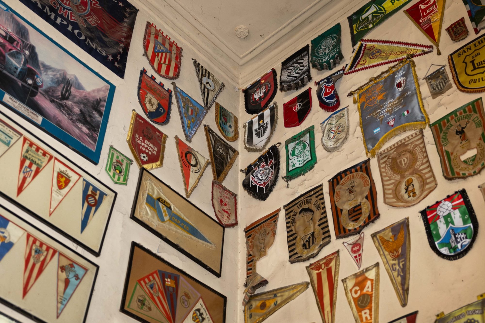 Un bar-museo del fútbol: “Han venido con un martillo para clavar sus banderines en la pared”