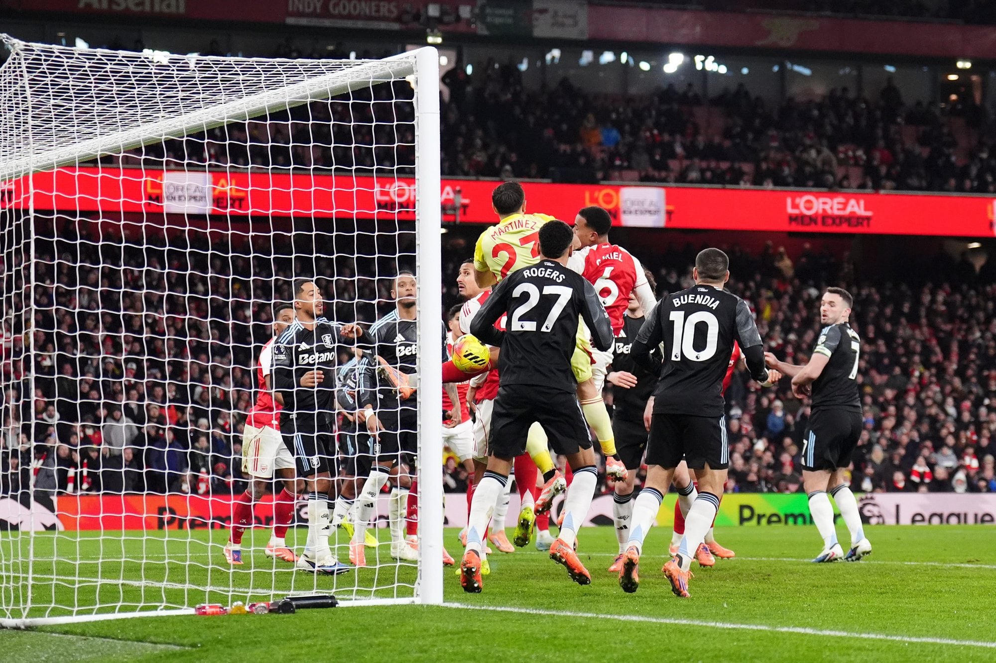 El error de Dibu en el primer gol de Arsenal; no alcanza a atrapar el córner ante la carga de Gabriel Magalhaes