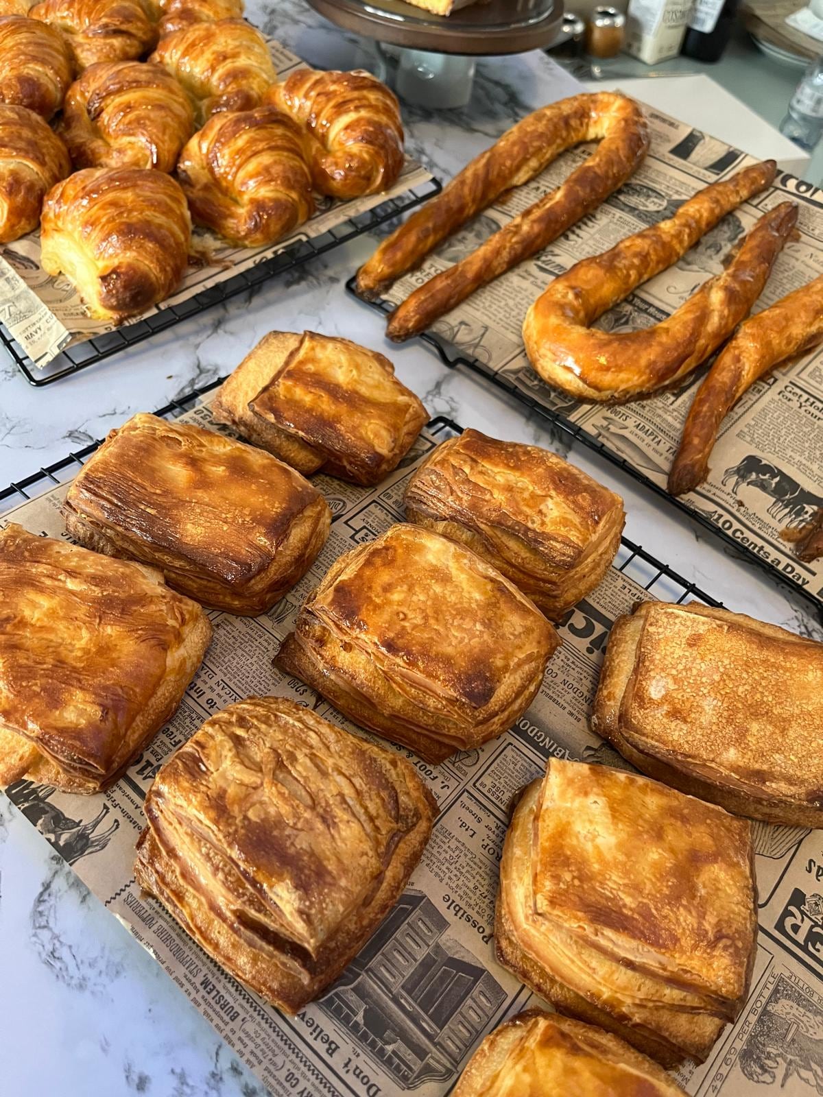 Medialunas, facturas y especialidades argentinas recién horneadas en Marsella