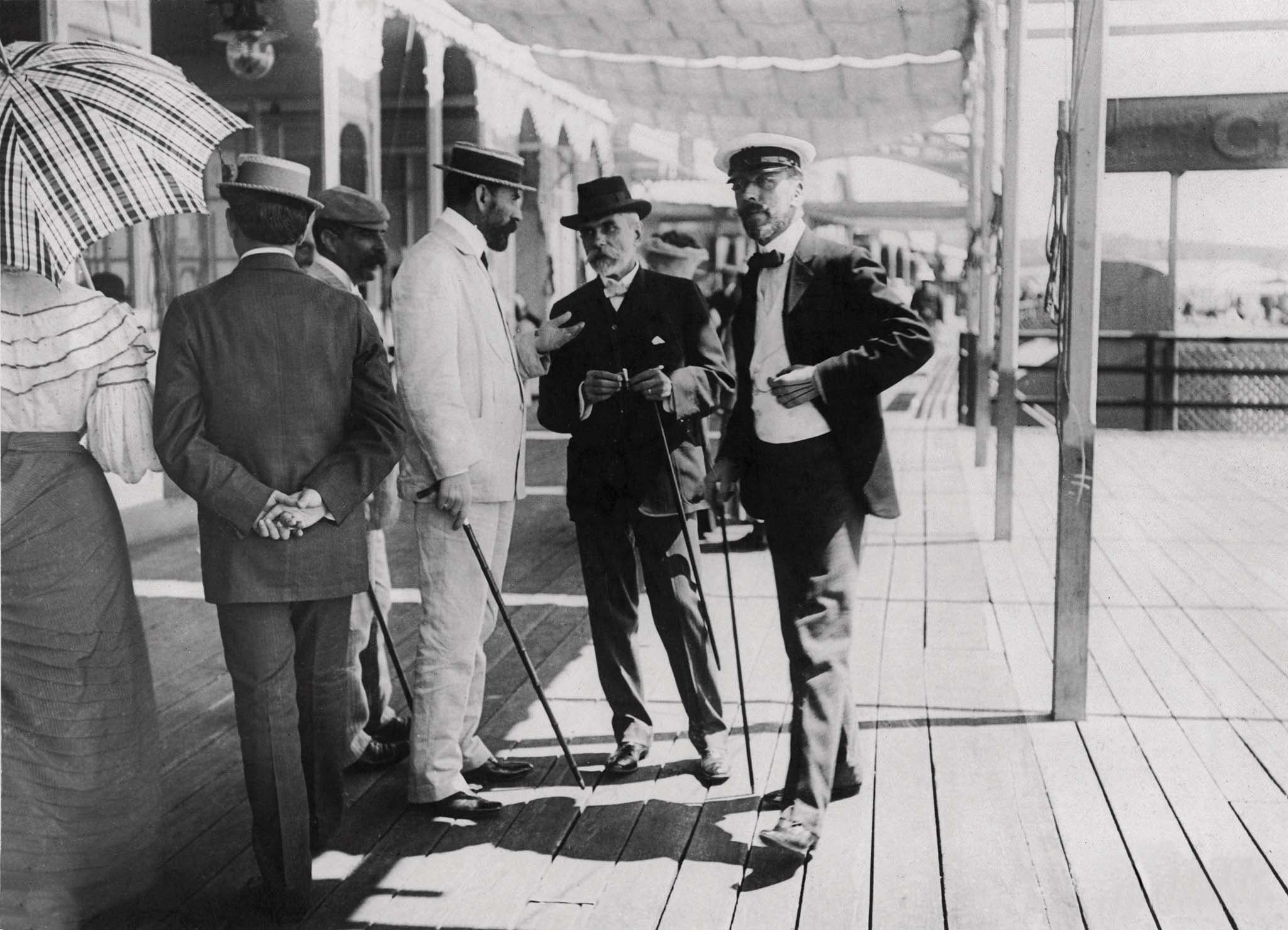En el centro, entre los dos caballeros, Paul Groussac, uno de los visitantes pioneros. Década de 1910.