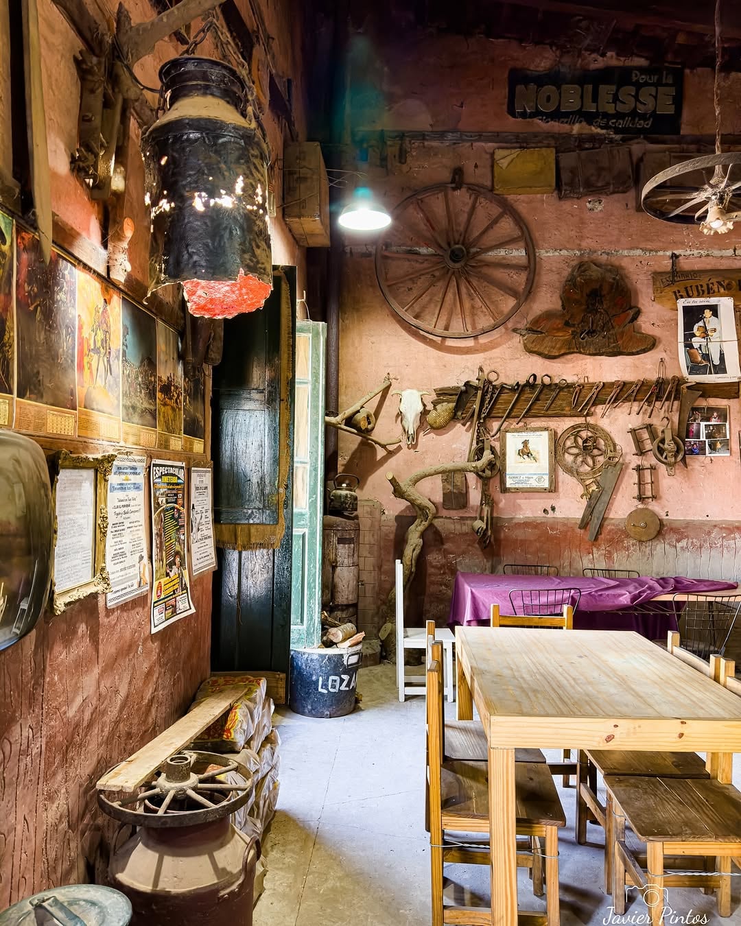 Pastas caseras, empanadas y asado: la oferta gastronómica de La Tacuara (Foto: Instagram @dpuebloenpueblo)