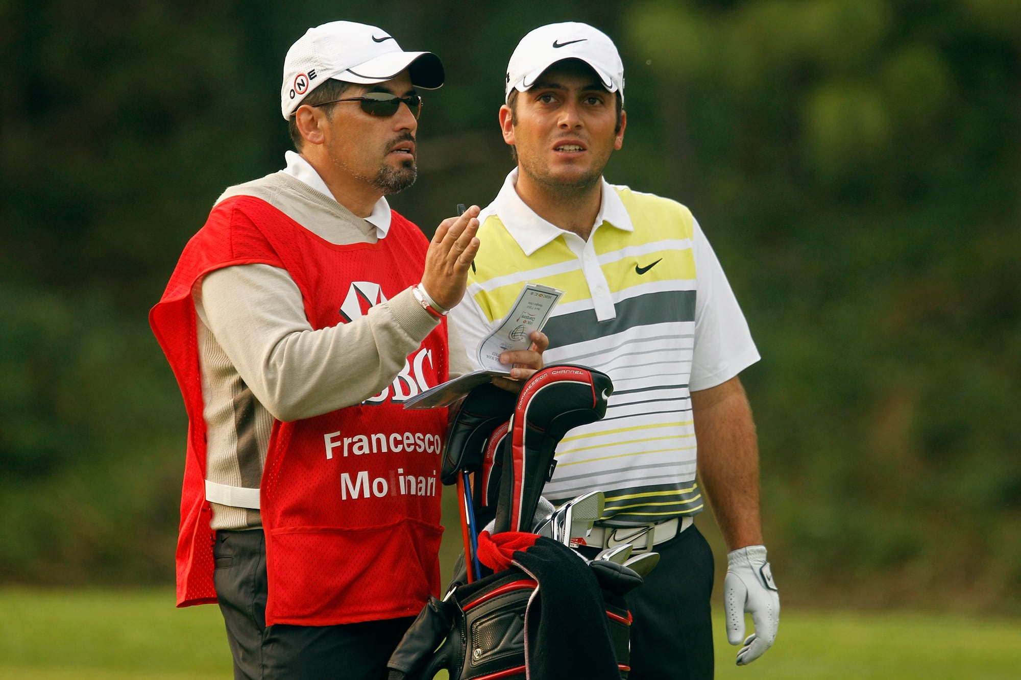 4 de noviembre de 2010: Francesco Molinari, de Italia, conversa con su caddie argentino Jorge Gamarra en el hoyo ocho durante la primera ronda del HSBC Champions en el Sheshan Golf Club, en Shanghái, China. (Foto de Scott Halleran/Getty Images)