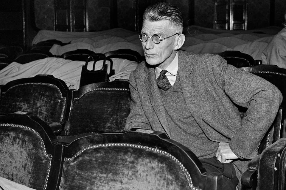 El escritor irlandés Samuel Beckett, durante el ensayo de una de sus obras teatrales
