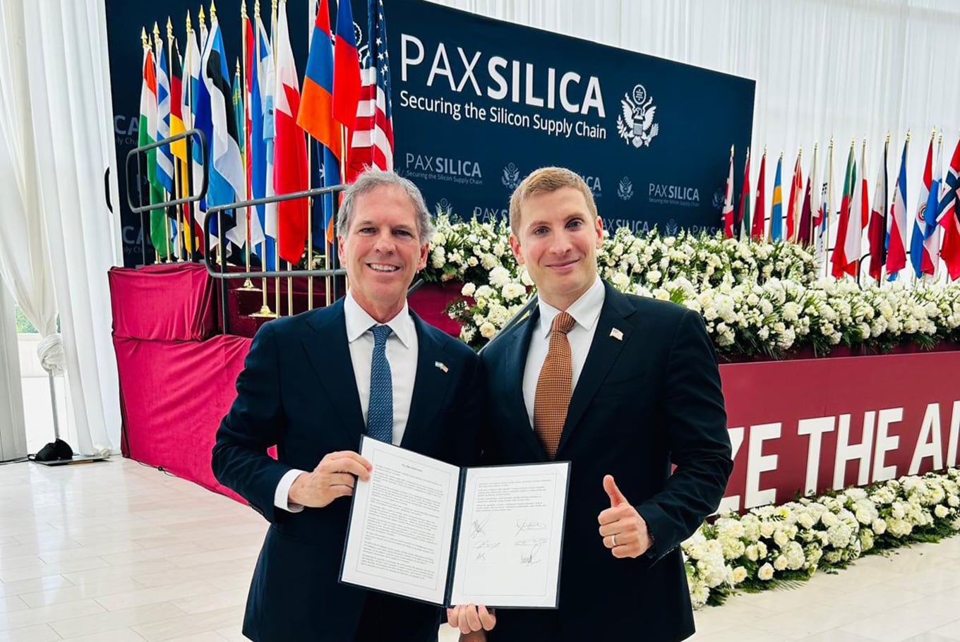 El embajador argentino, Alec Oxenford, y el subsecretario de Estado para Asuntos Económicos norteamericano, Jacob Helberg, en la cumbre de Pax Silica en Washington.