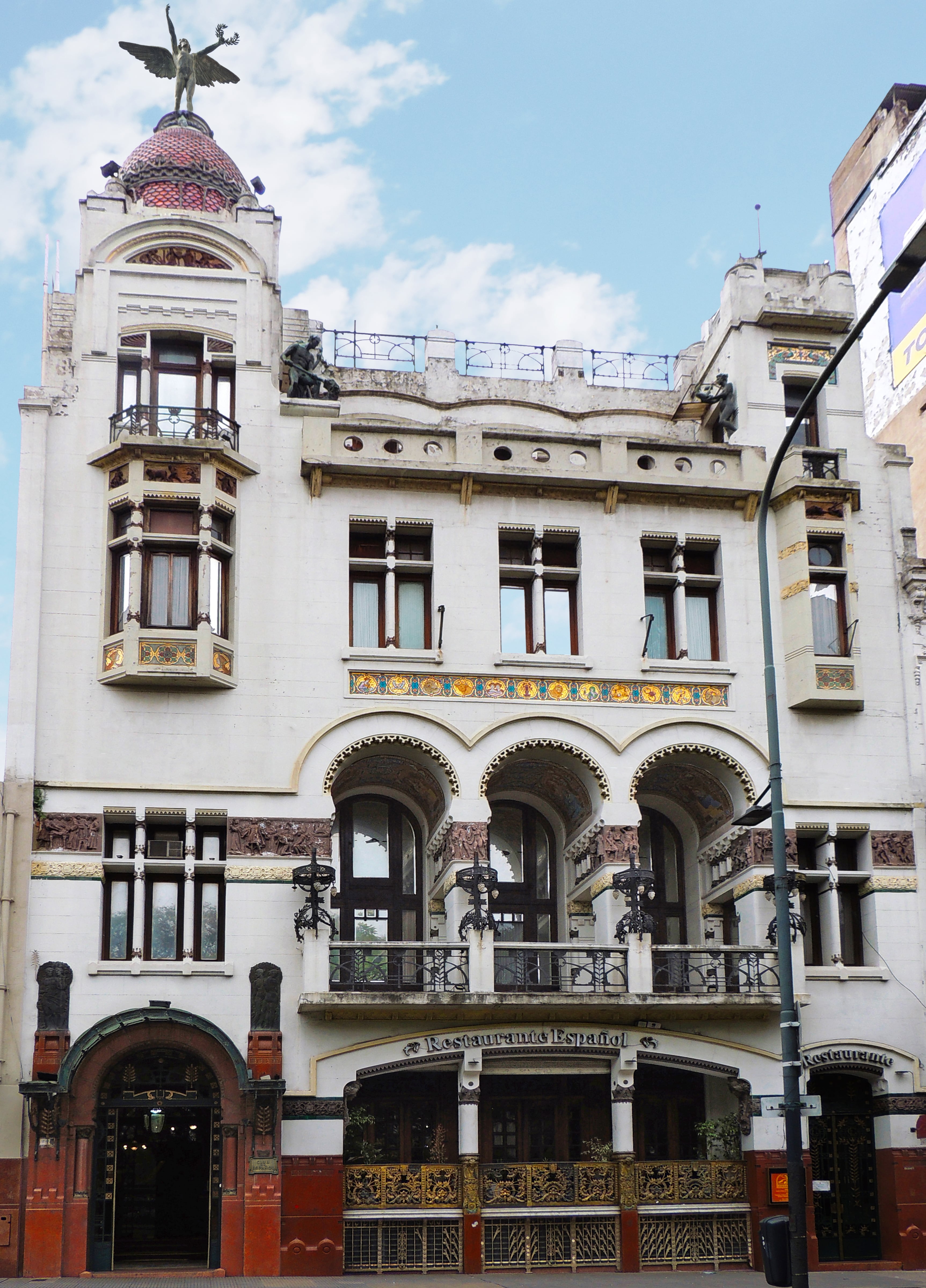 La característica cúpula de cobre del Club Español, sobre calle Bernardo de Irigoyen, en Monserrat