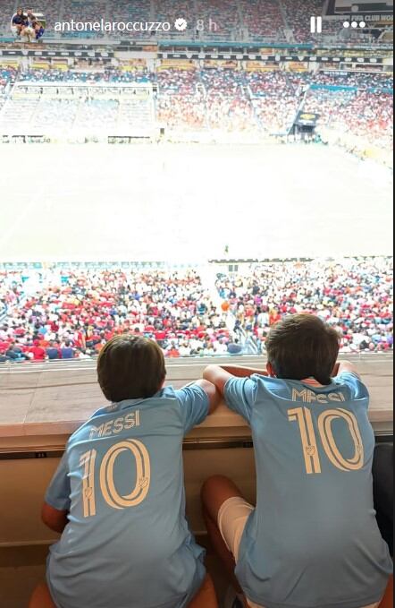 Antonela Roccuzzo le sacó una imagen, de espaldas, a dos de sus hijos, quienes presenciaron el debut del Inter Miami en el Mundial de Clubes