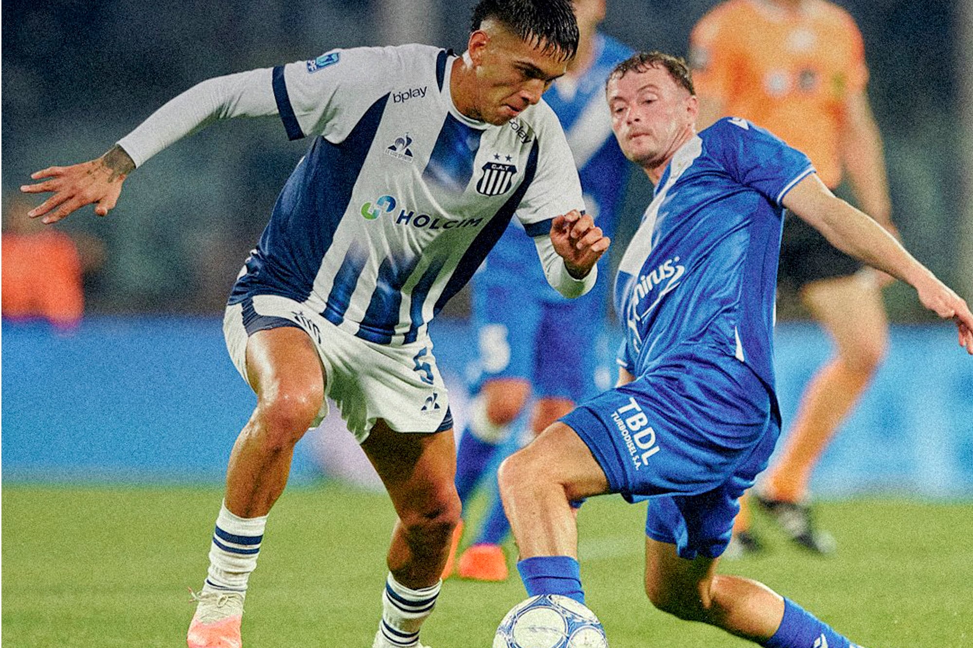Matías Galarza domina ante Luca Feler, uno de los juveniles al que los Mellizos Barros Schelotto le dan rodaje en Vélez