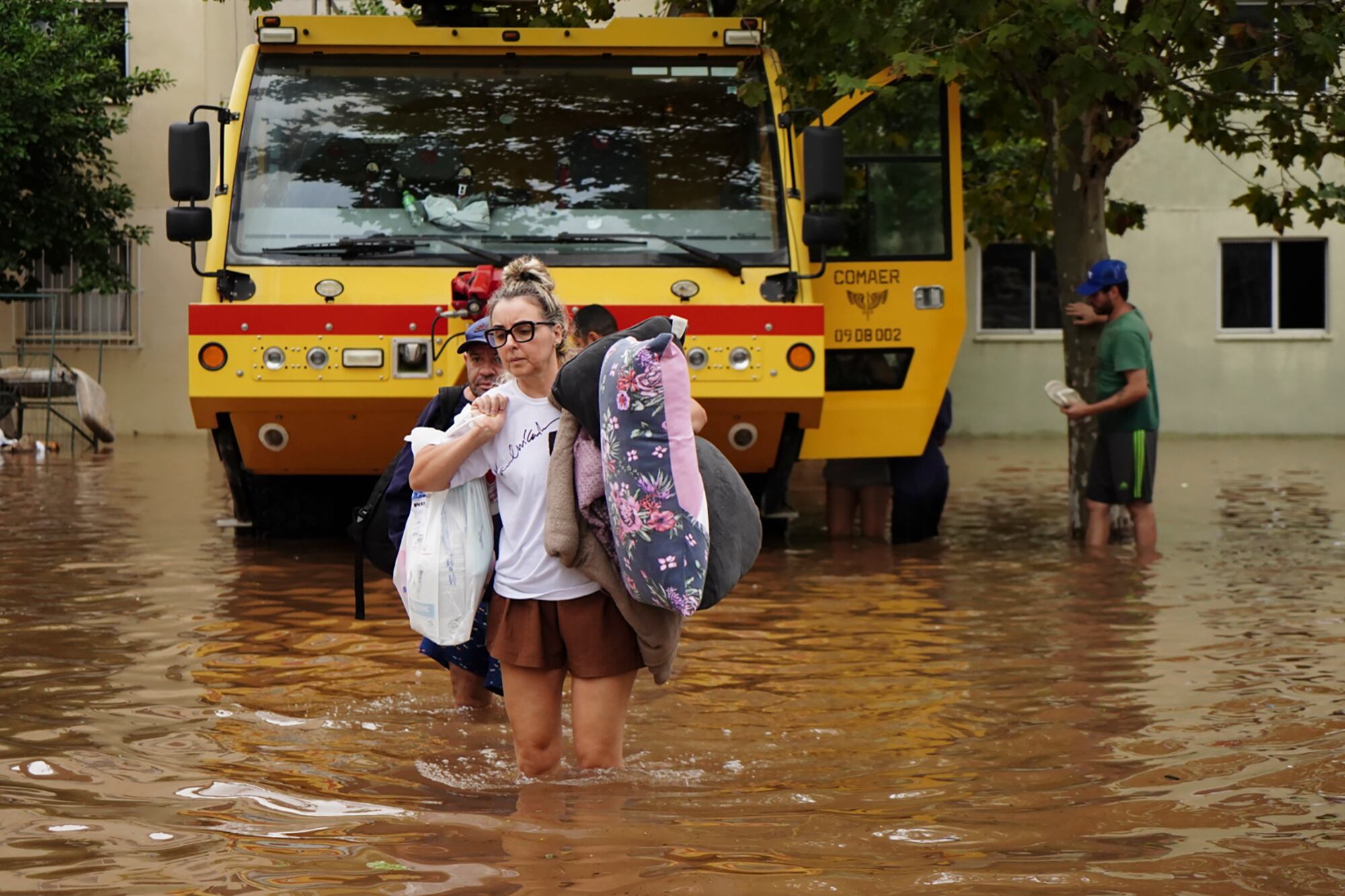 Residentes evacúan un vecindario inundado por fuertes lluvias en Canoas, estado Rio Grande do Sul, Brasil, el 4 de mayo de 2024.