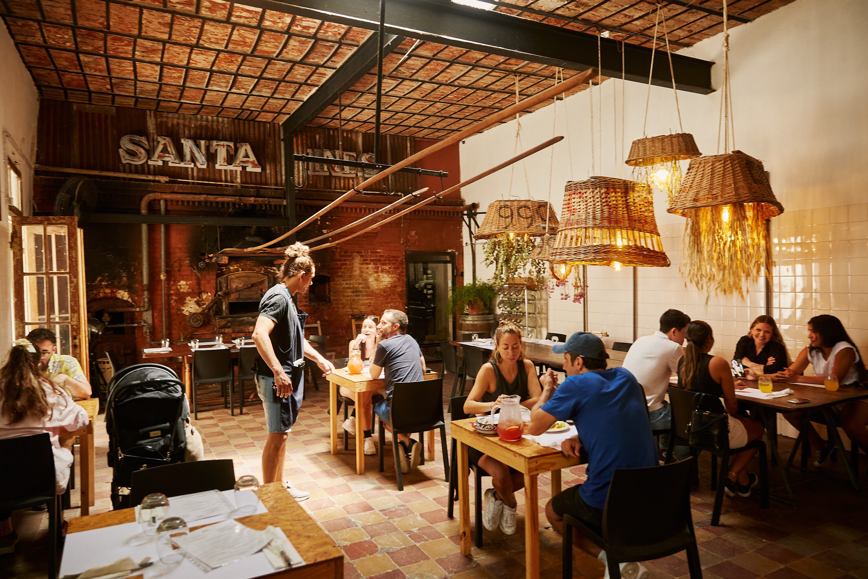 Sobre la calle Ávalos, la propuesta gastronómica Santa Inés es una de las más convocantes