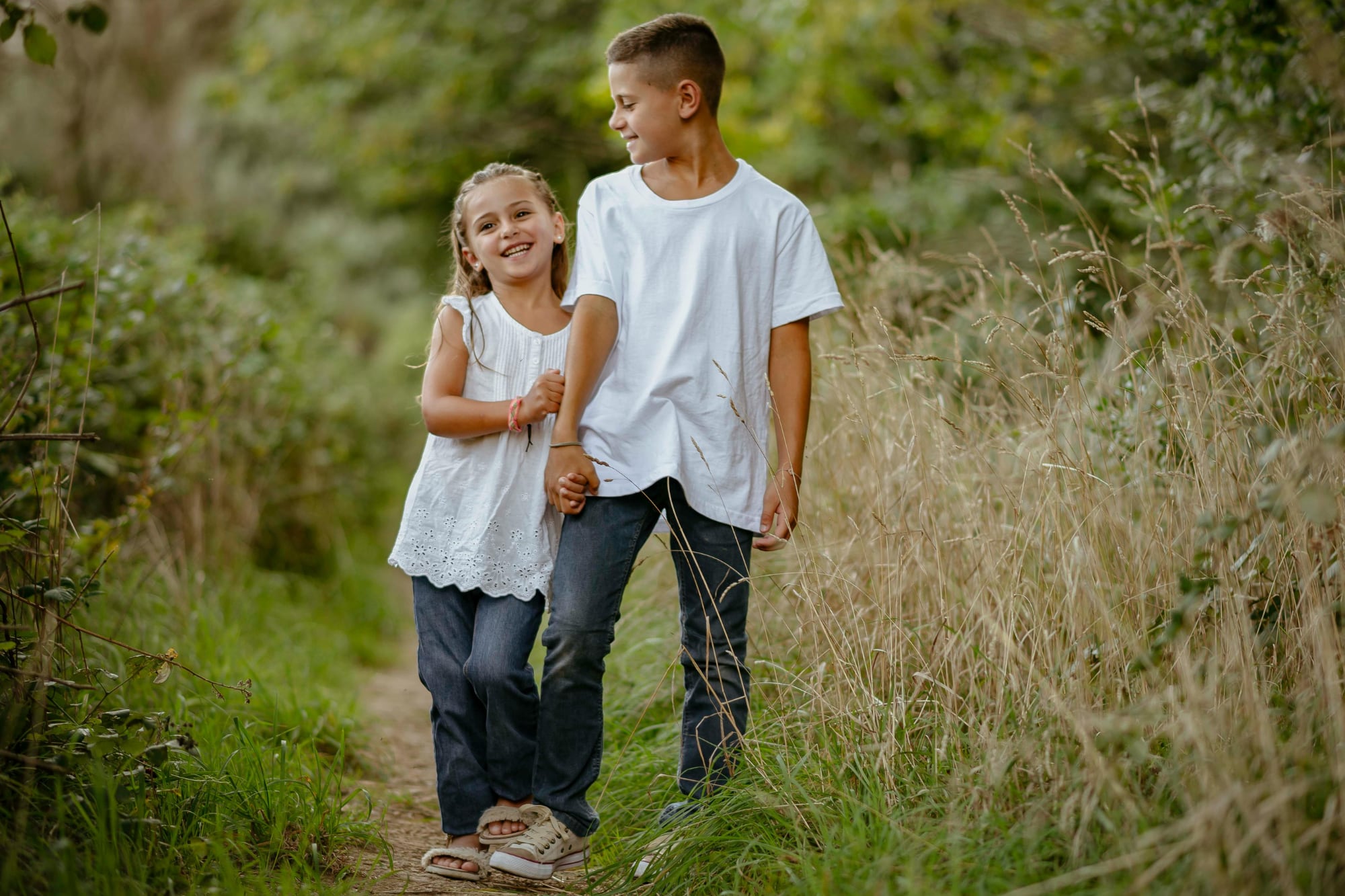 Cuidar a un hermano menor desde una edad temprana favorecería el desarrollo de habilidades emocionales únicas
