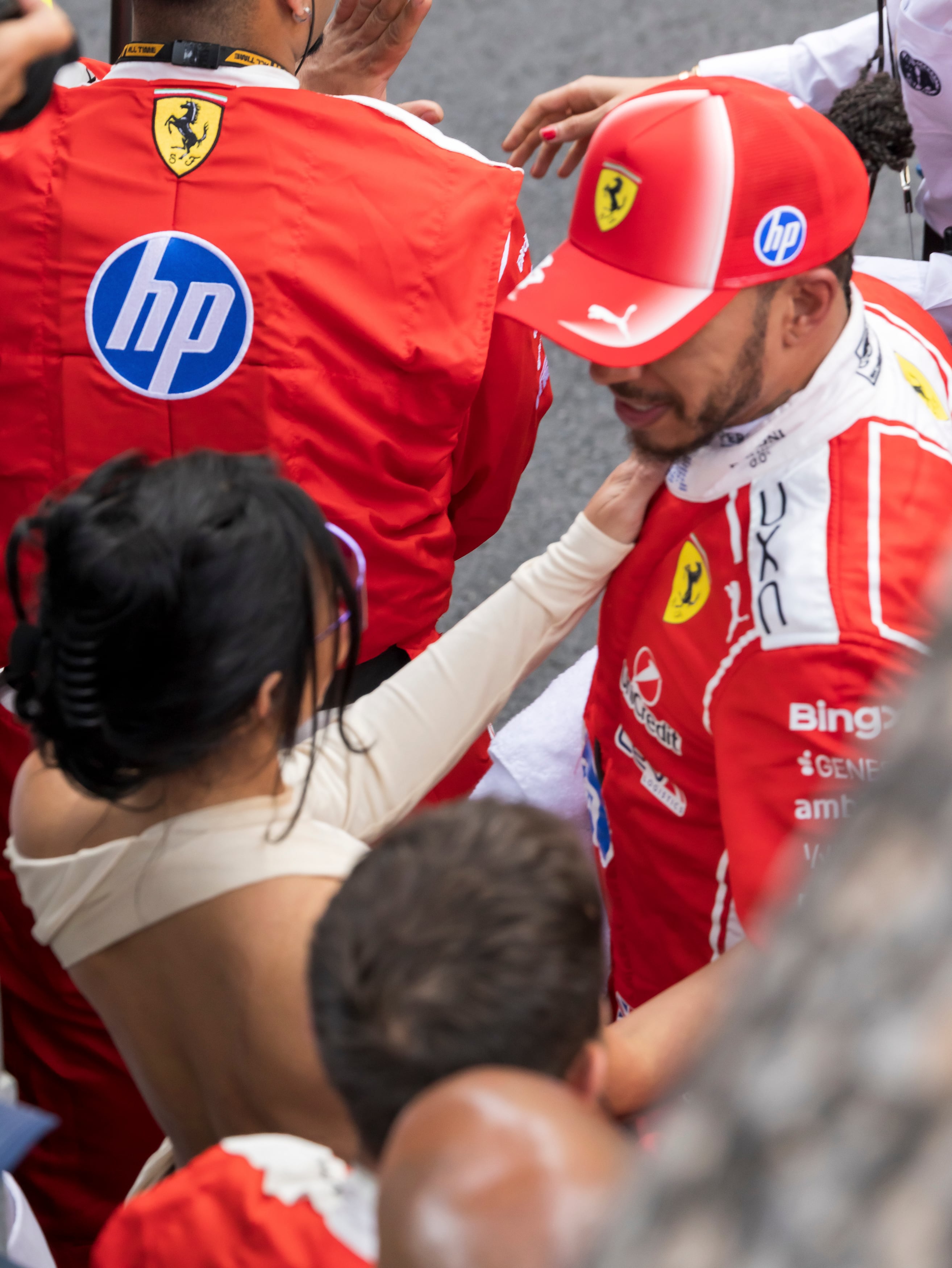 Tras
conquistar
el segundo
puesto, Lewis
Hamilton es
felicitado por
su novia