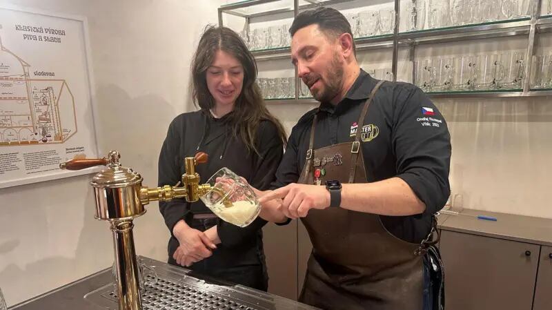 Los grifos laterales regulan mejor el flujo de la cerveza checa tradicional