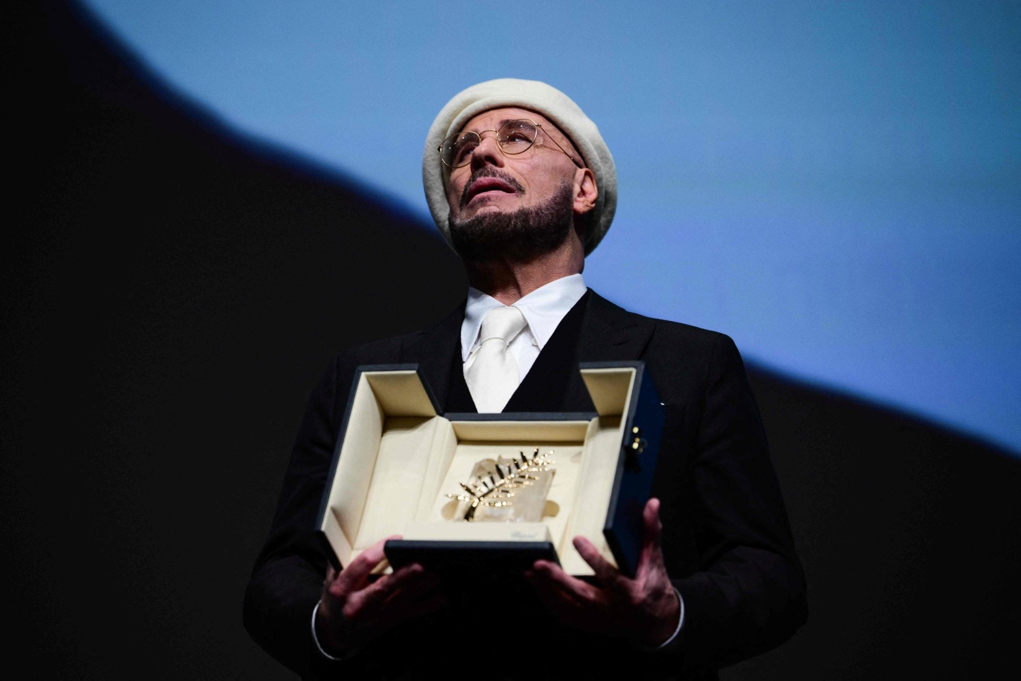 El actor se emocionó al recibir por sorpresa una Palma de Oro honoraria