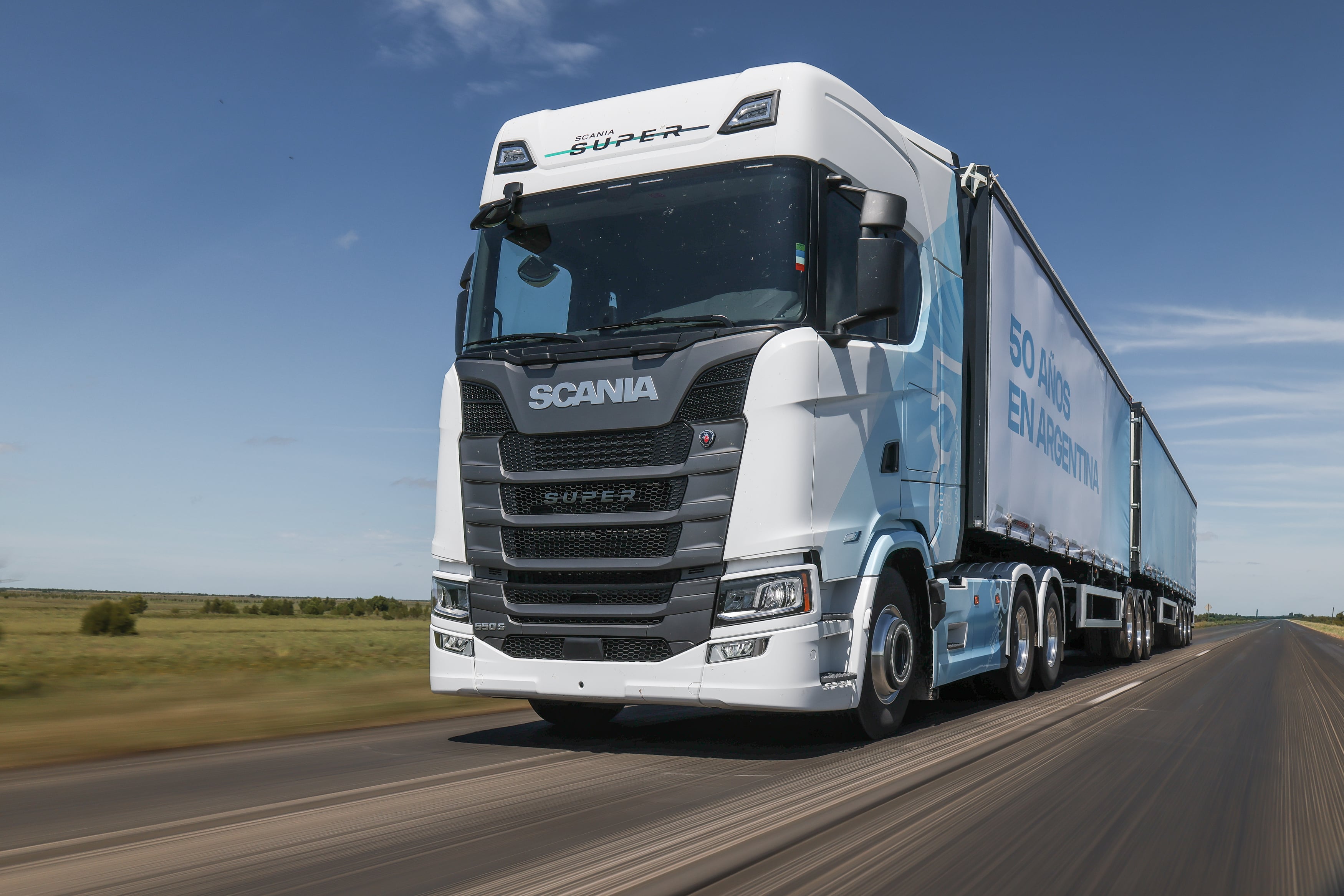 Scania presentó su nuevo camión 550S edición especial por sus 50 años produciendo en la Argentina