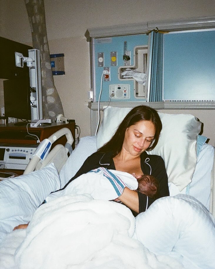 La pareja mostró un álbum con las primeras horas de vida de la recién nacida (Foto: Instagram @hernanreg / @samtrottierr)