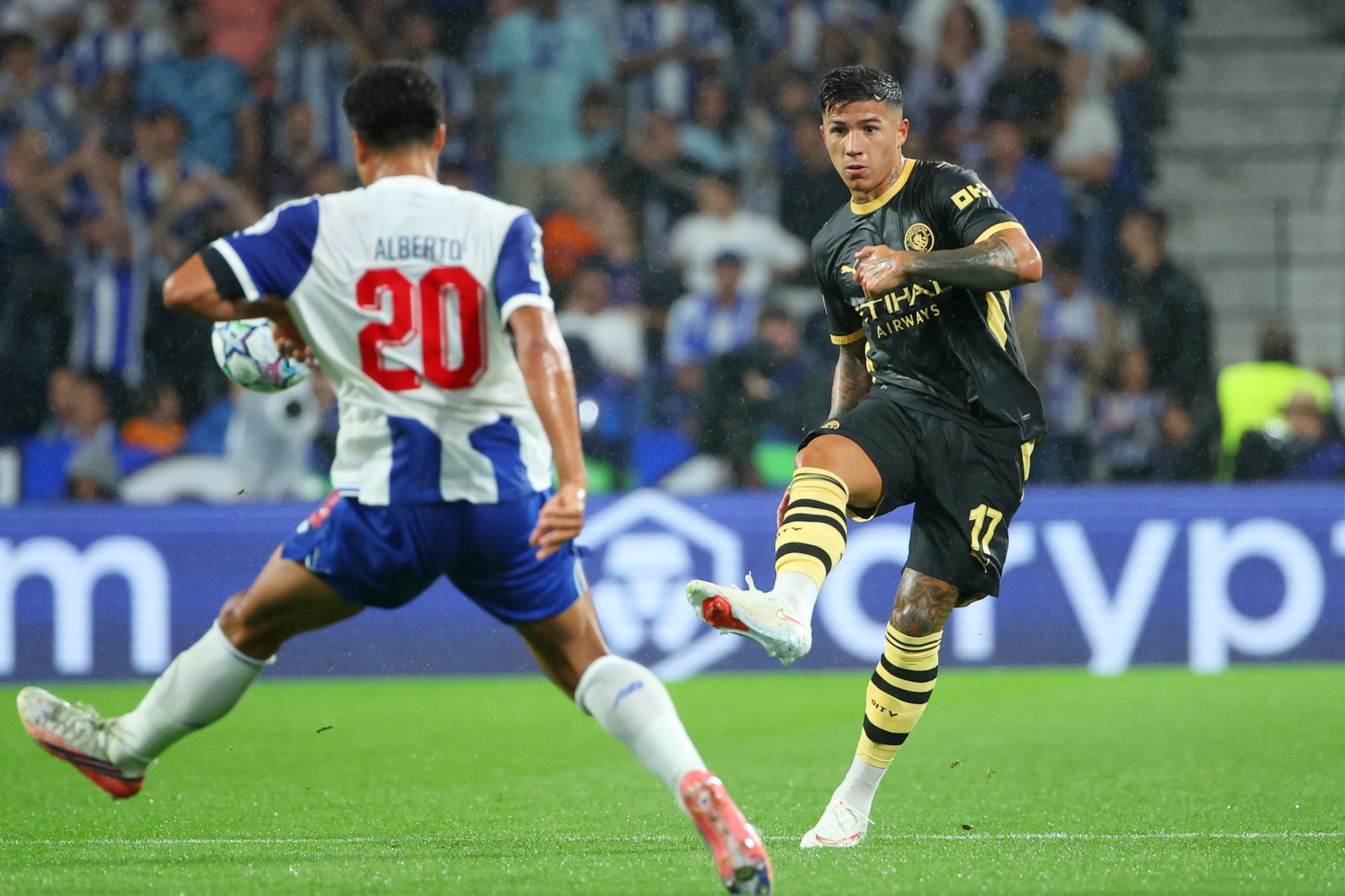 Enzo Fernandez pasa la pelota ante la marca de Alberto Costa