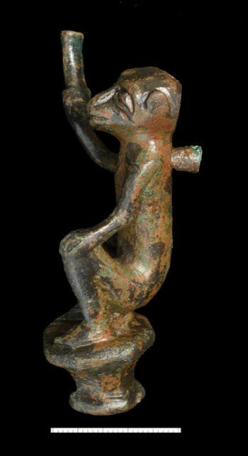 El mono de bronce y plomo fue uno de los elementos que se robó la atención de los arqueólogos