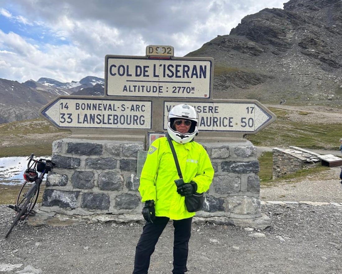Es italiano, vivió en Argentina y recorre los Alpes en moto compartiendo historias, sabor y paisajes: “Si viajás bien, volvés distinto”